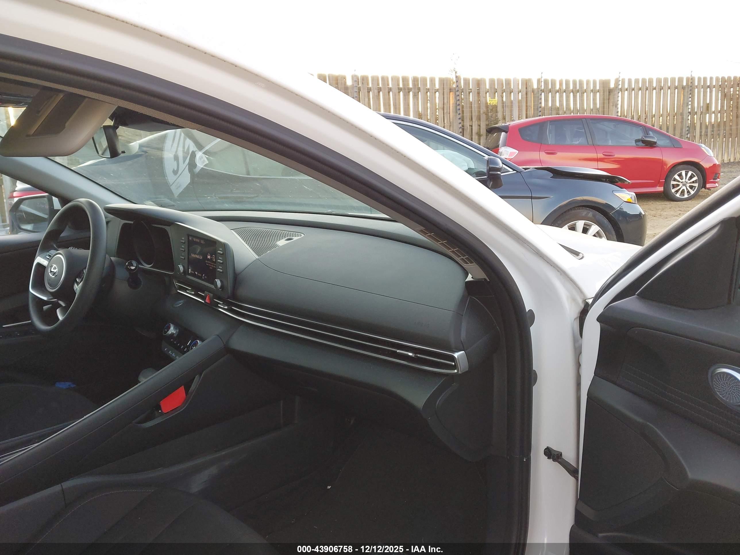HYUNDAI ELANTRA image 5