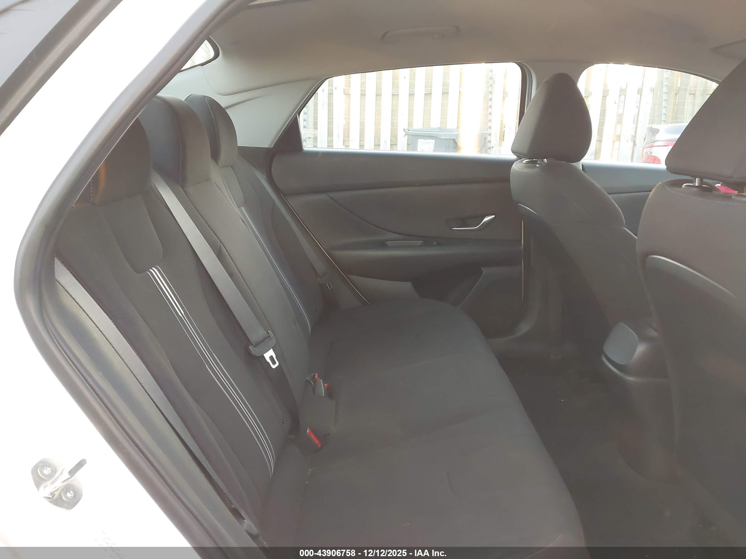 HYUNDAI ELANTRA image 8
