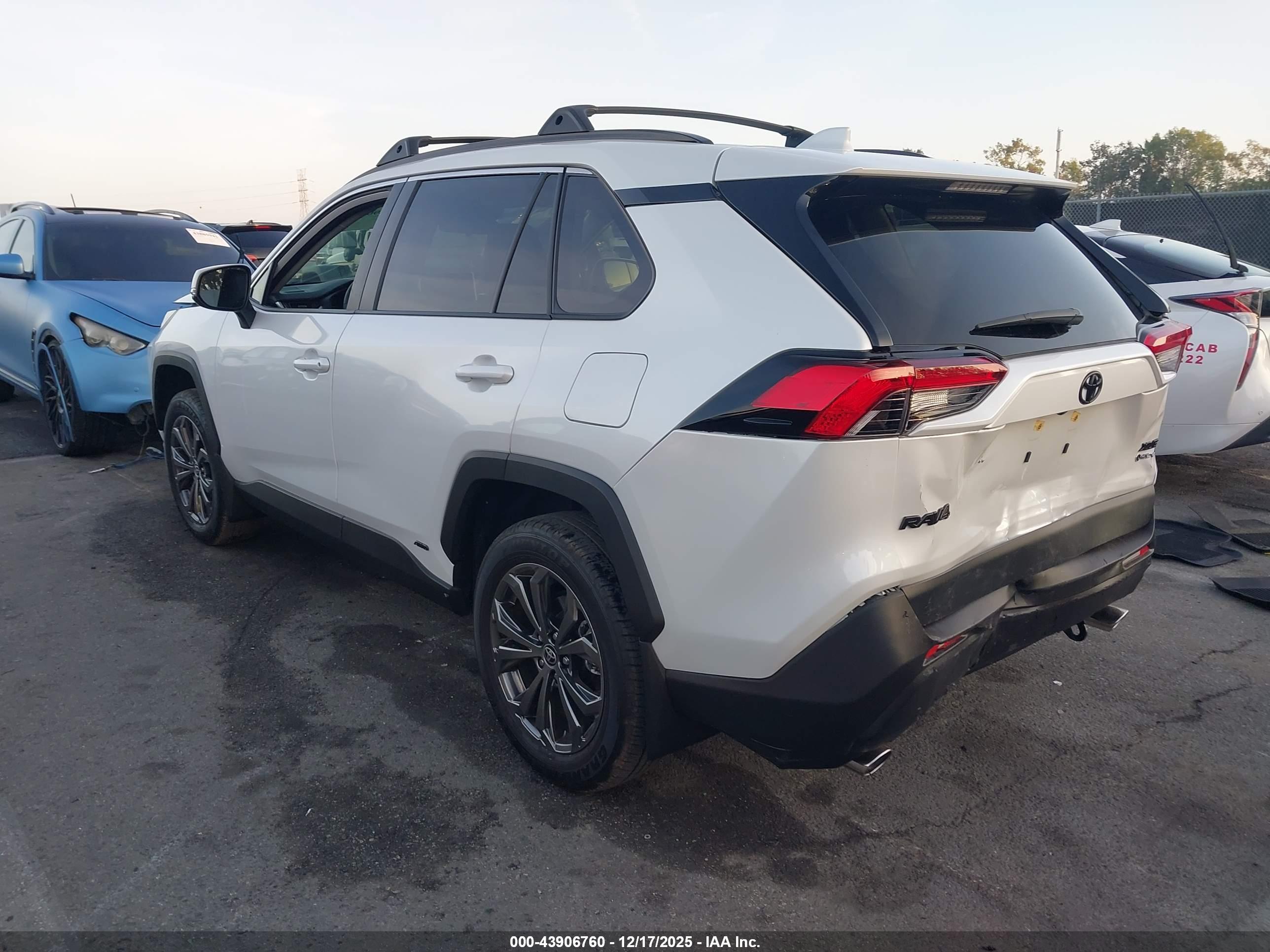 TOYOTA RAV4 image 3