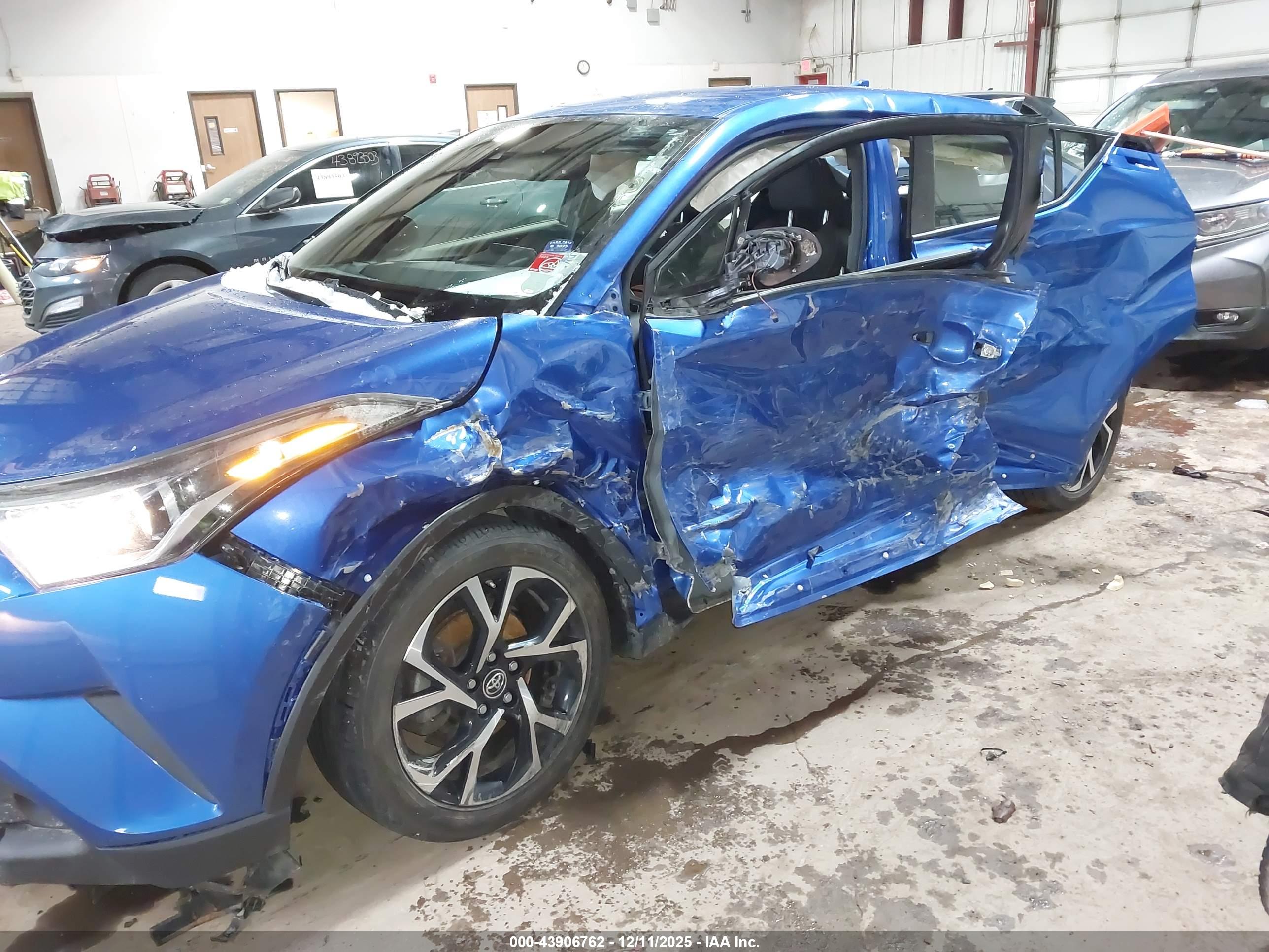 TOYOTA C-HR image 6
