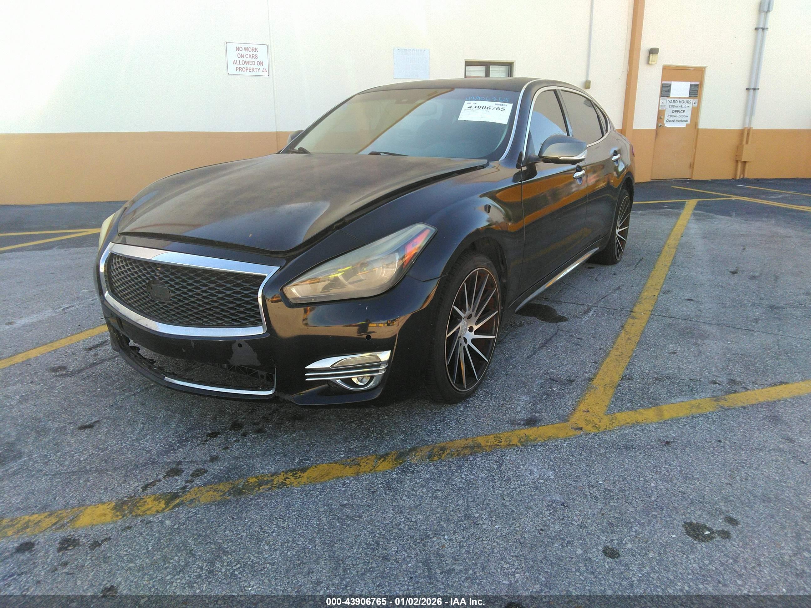 INFINITI Q70L image 2