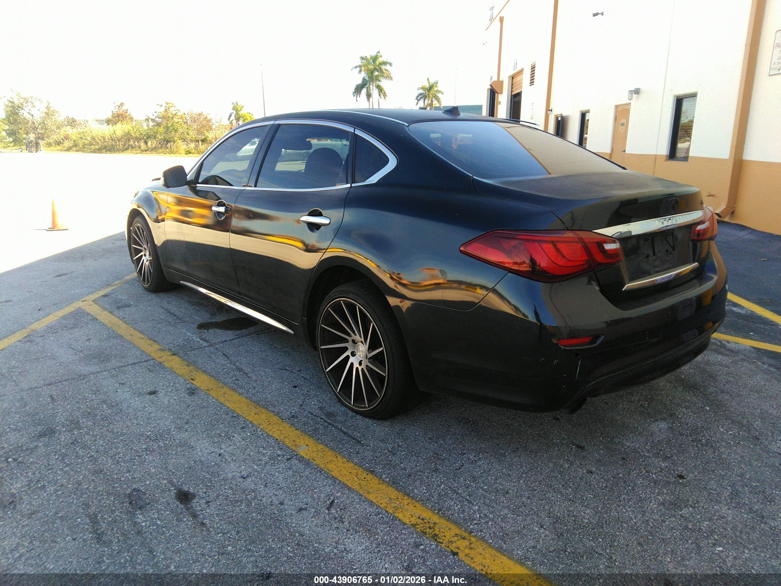 INFINITI Q70L image 3