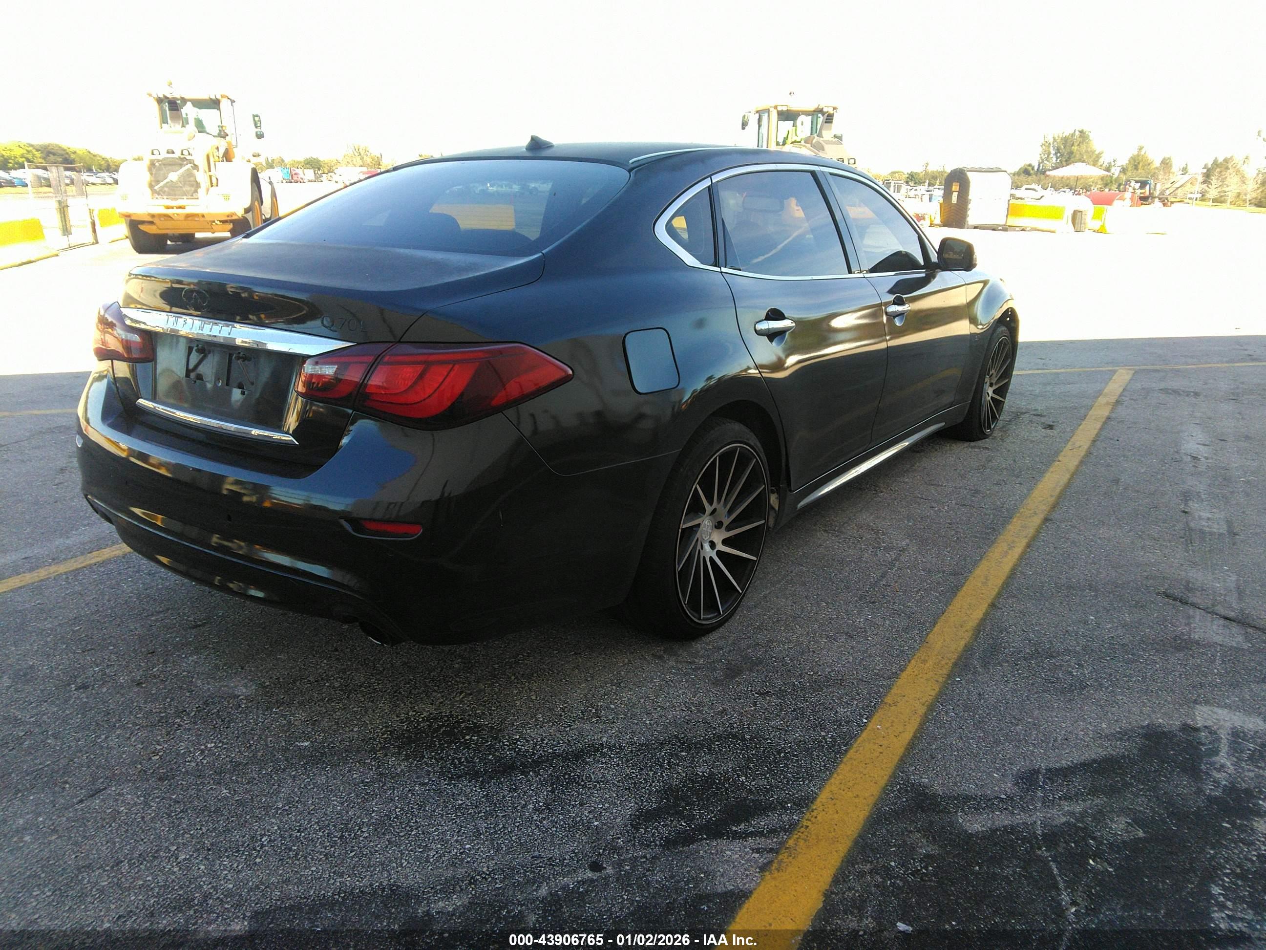INFINITI Q70L image 4