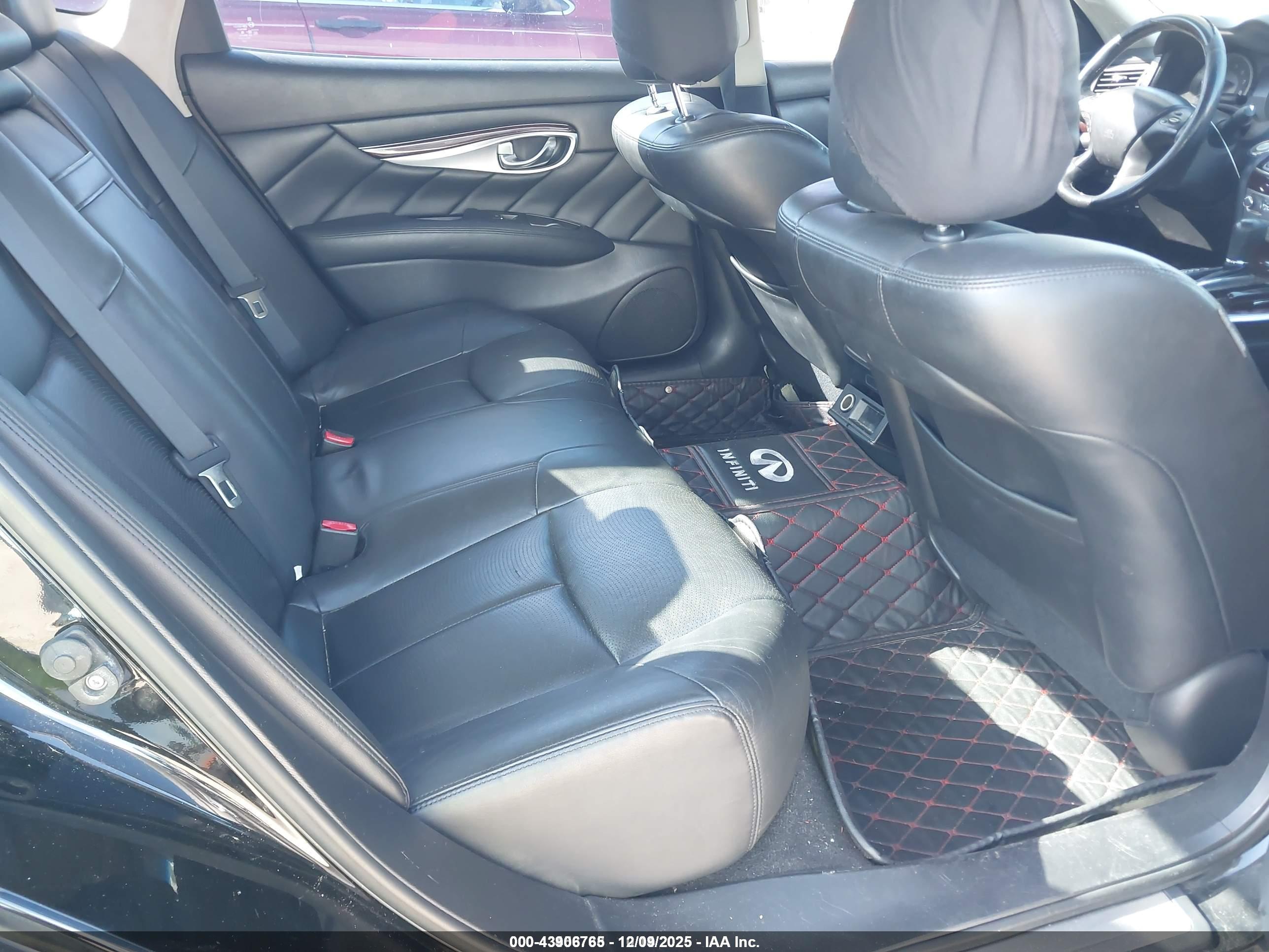 INFINITI Q70L image 8