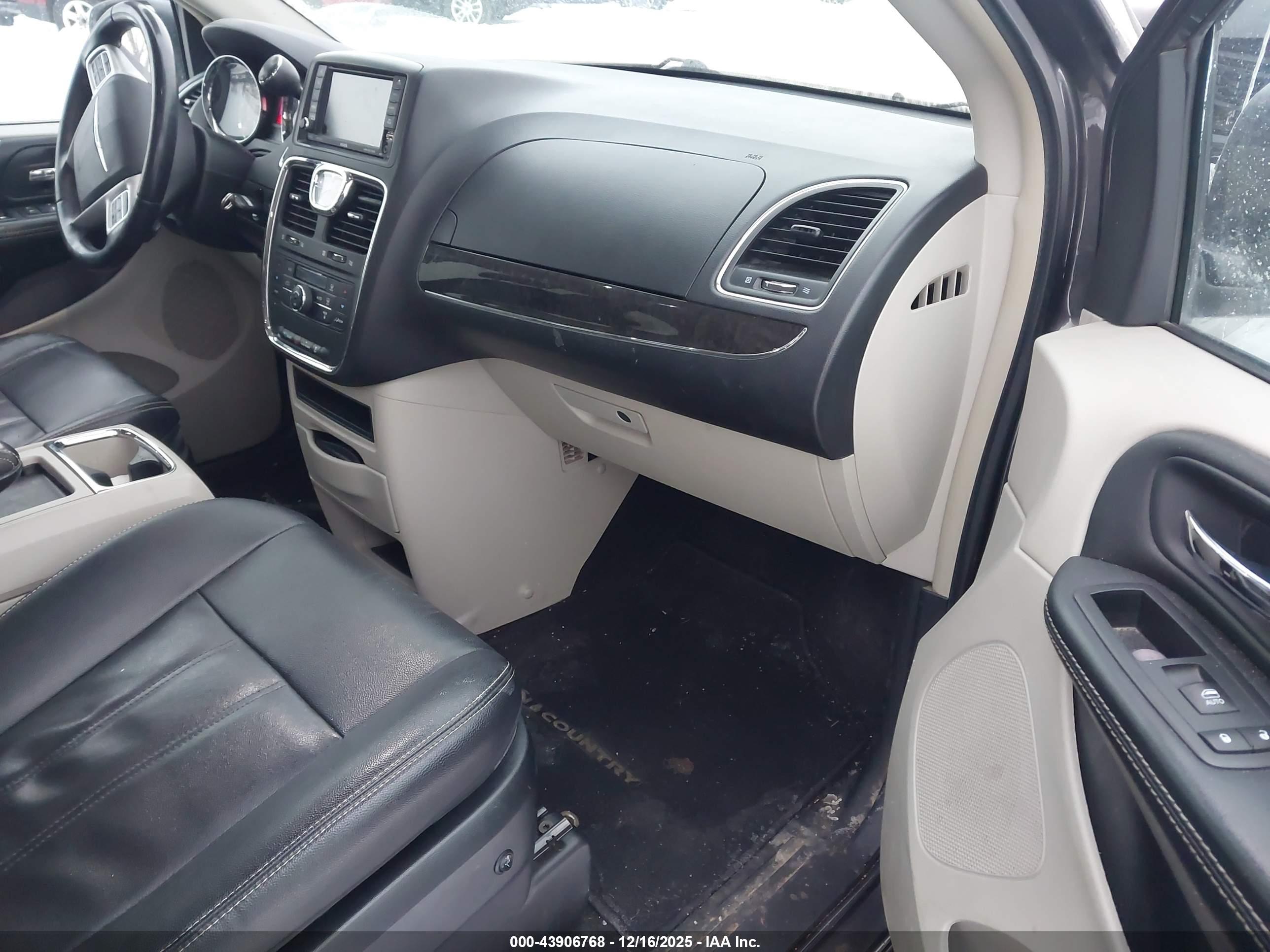 CHRYSLER TOWN image 5