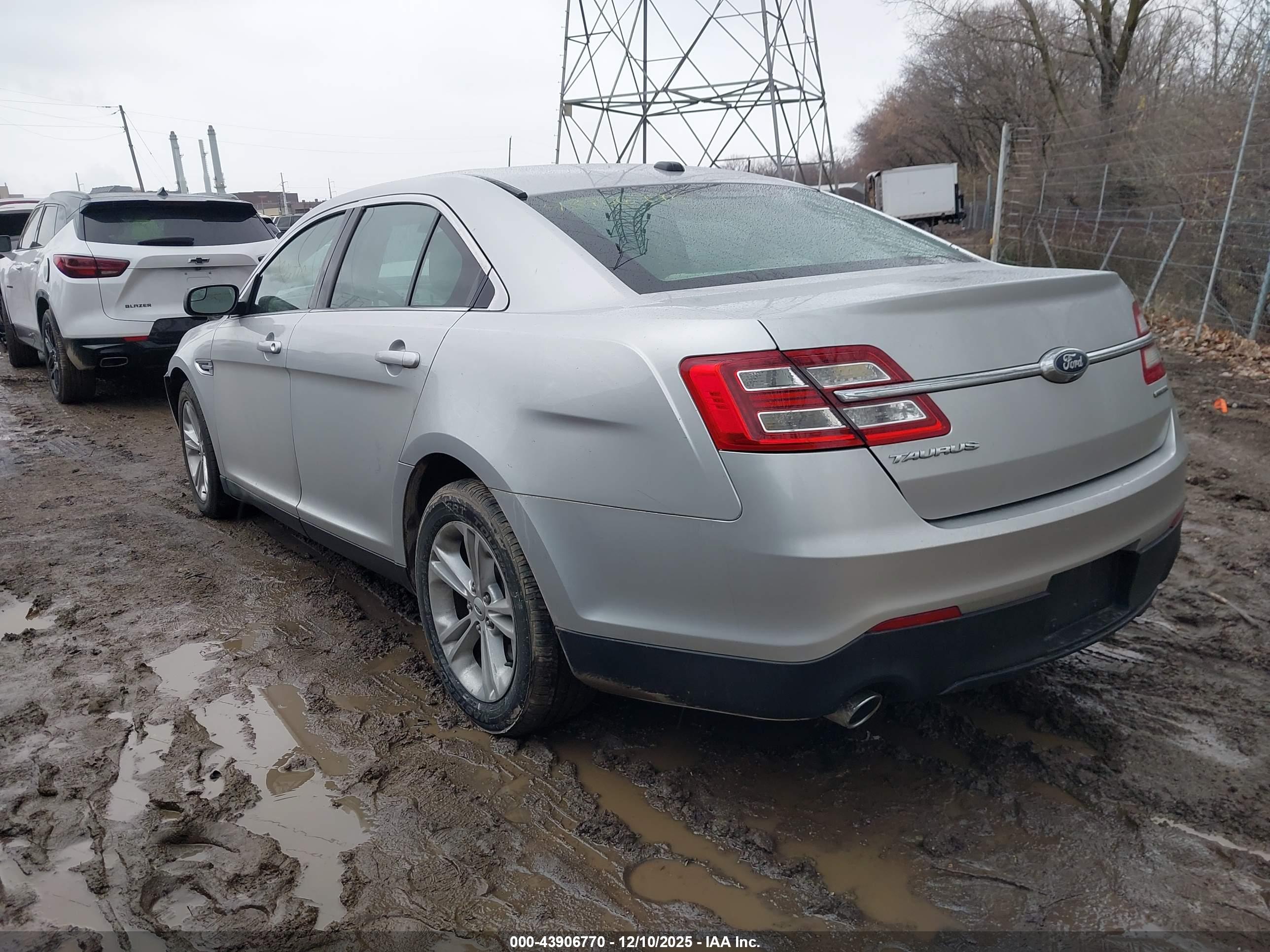 FORD TAURUS image 3