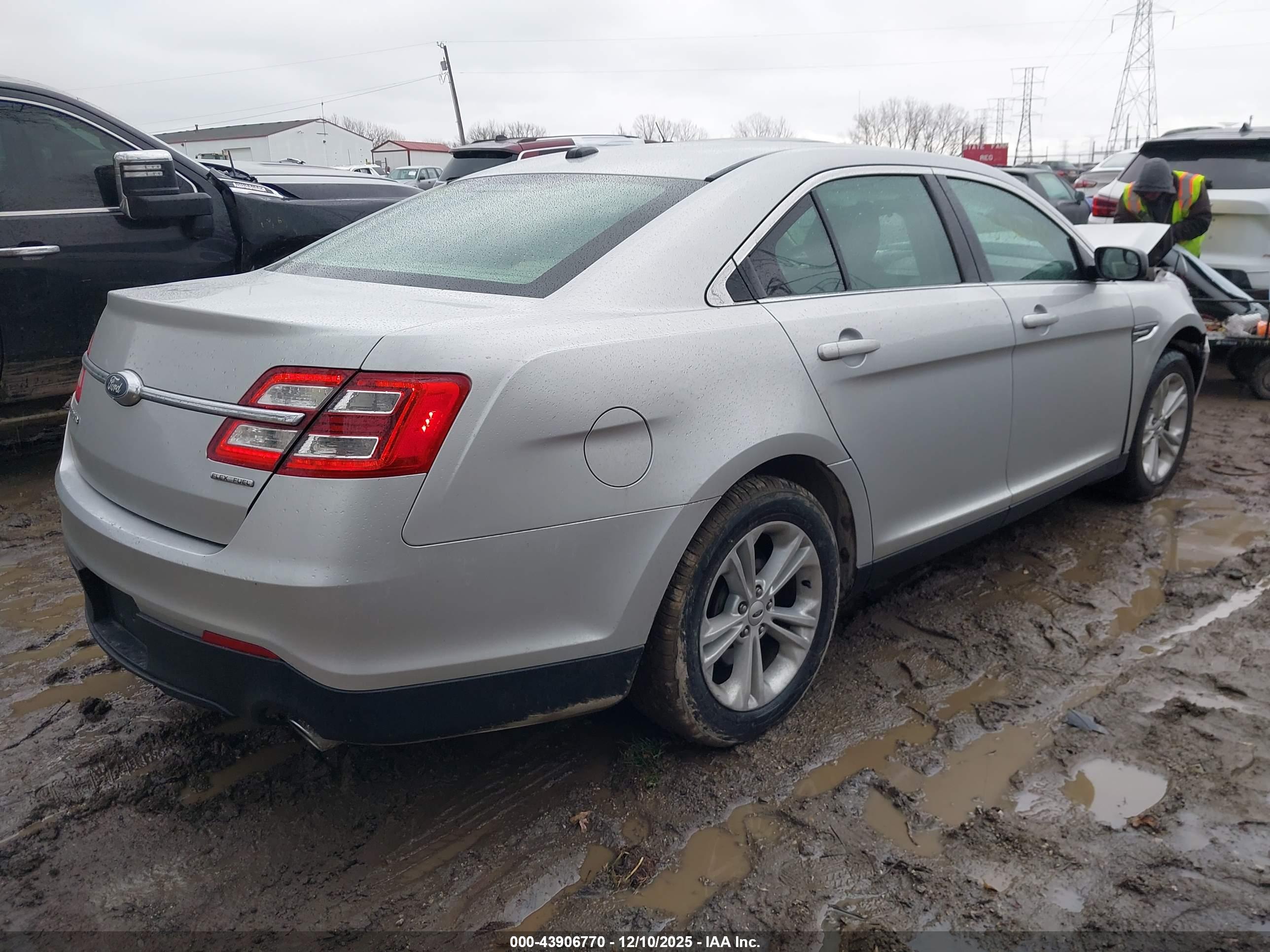 FORD TAURUS image 4