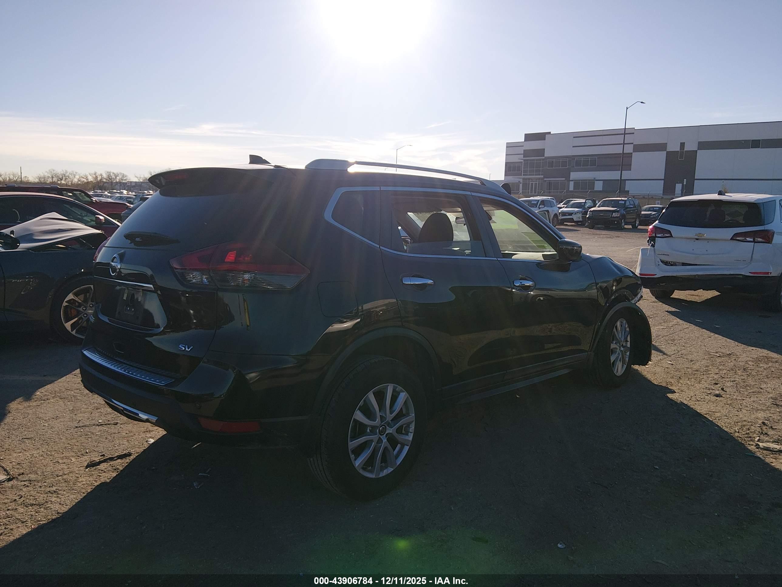 NISSAN ROGUE image 4