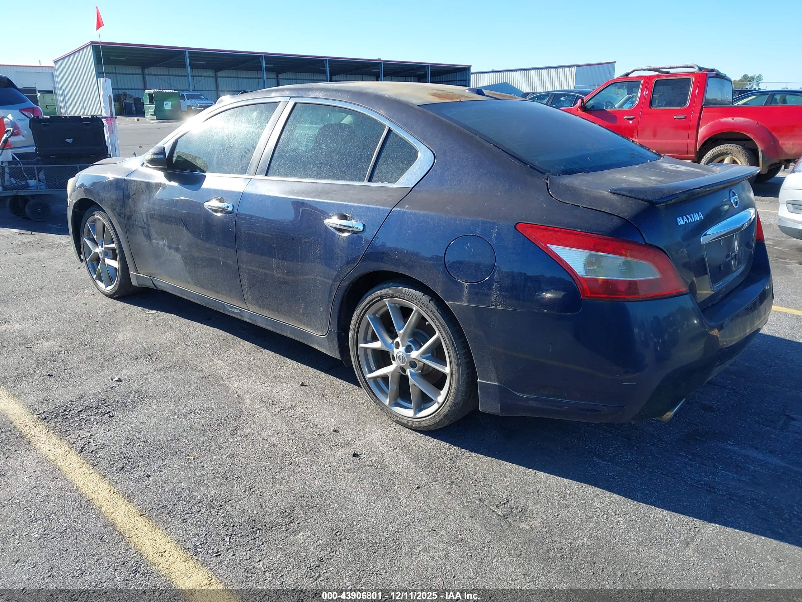 NISSAN MAXIMA image 3