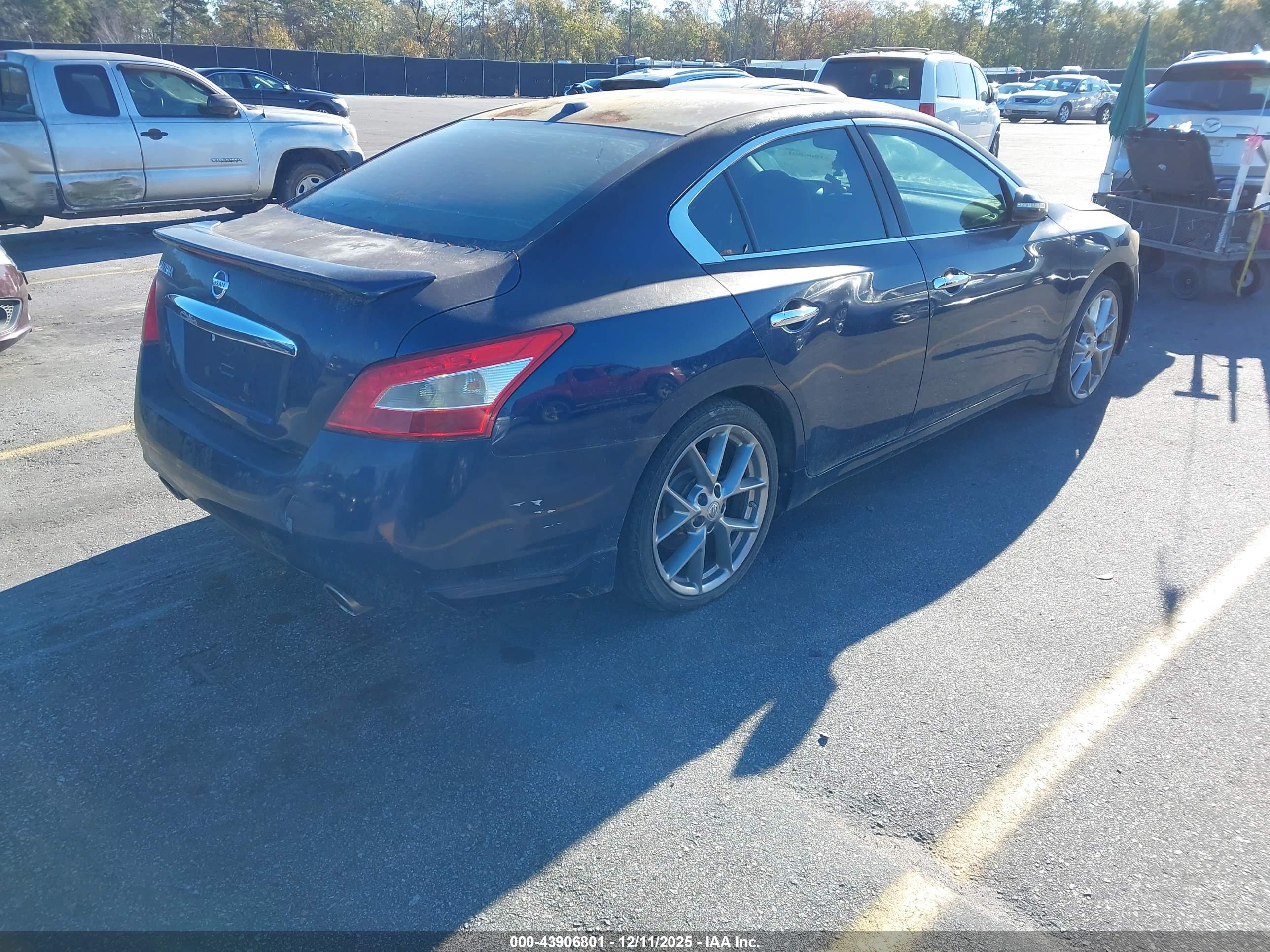 NISSAN MAXIMA image 4