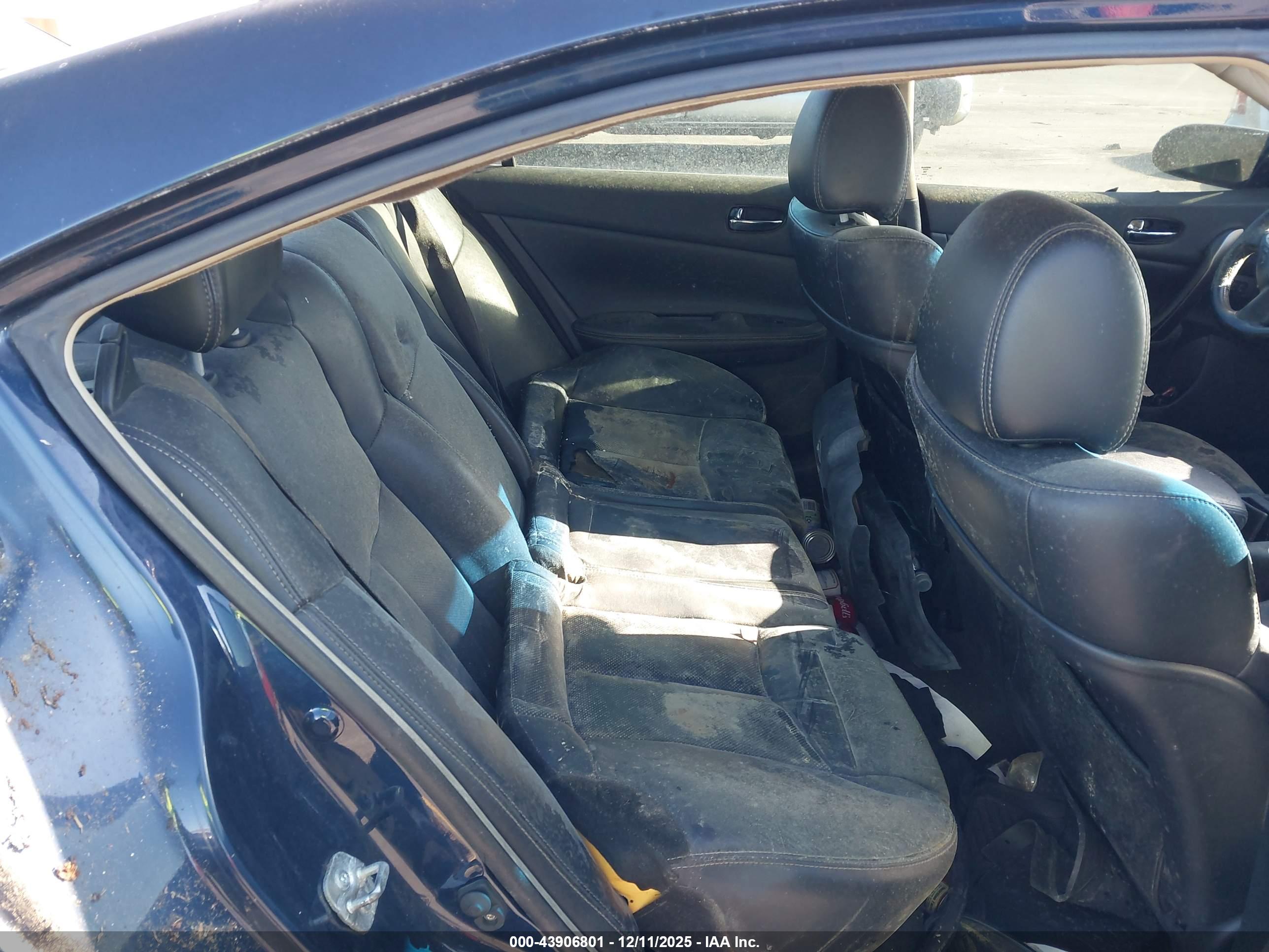 NISSAN MAXIMA image 8