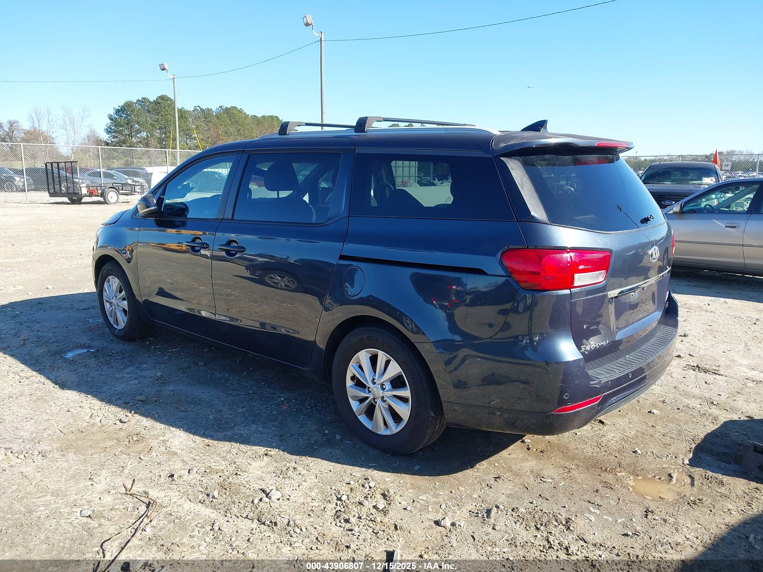 KIA SEDONA image 3