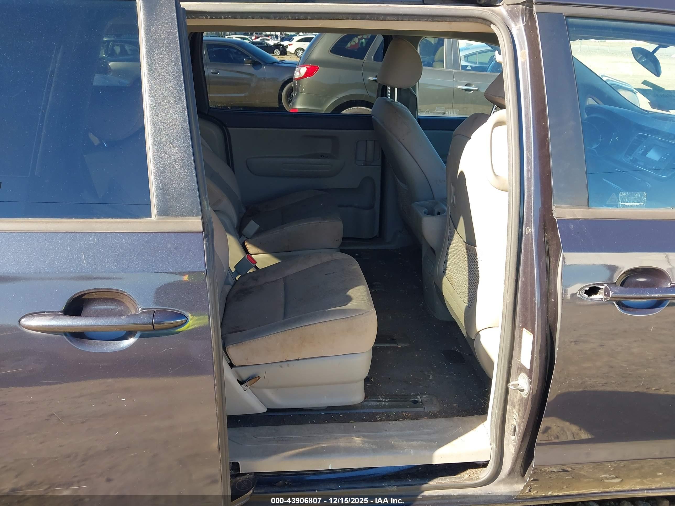 KIA SEDONA image 8
