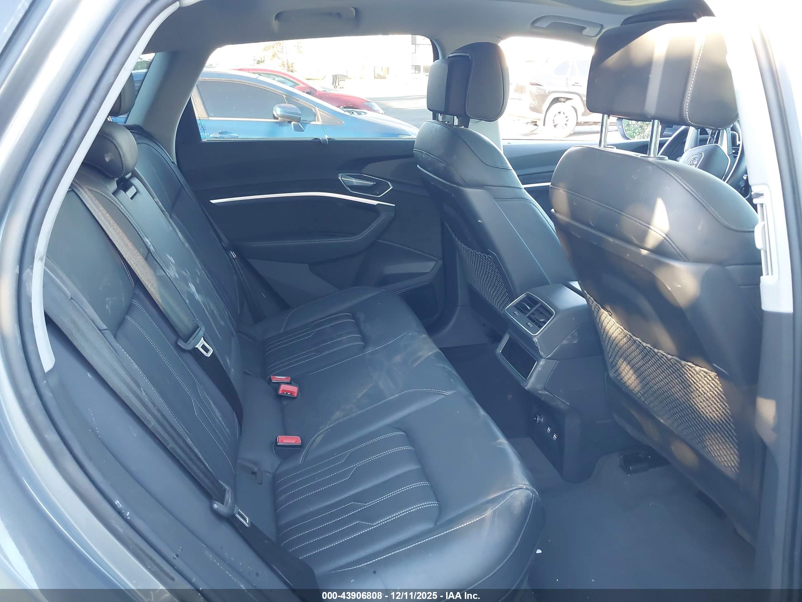 AUDI E-TRON image 8