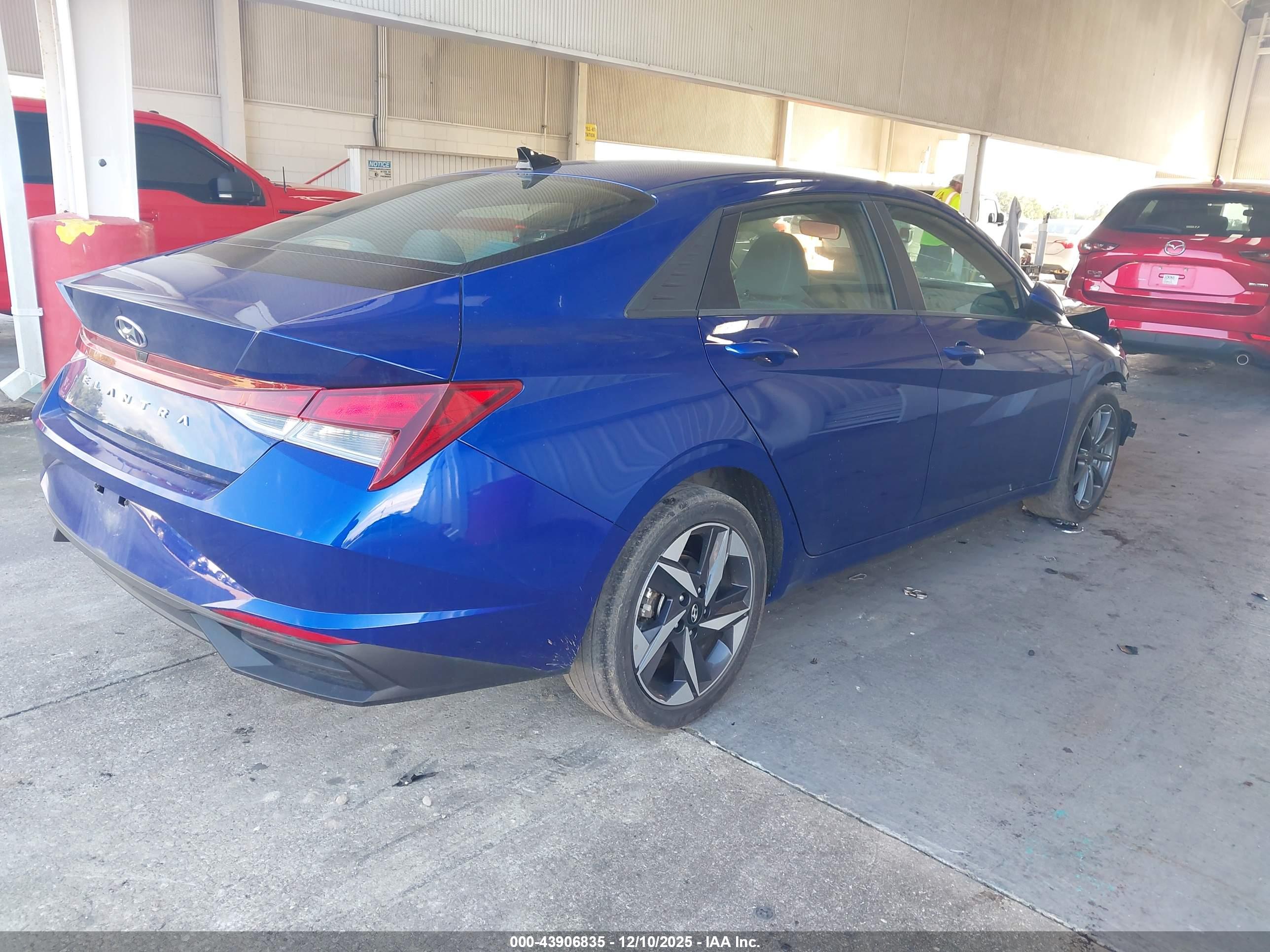 HYUNDAI ELANTRA image 4