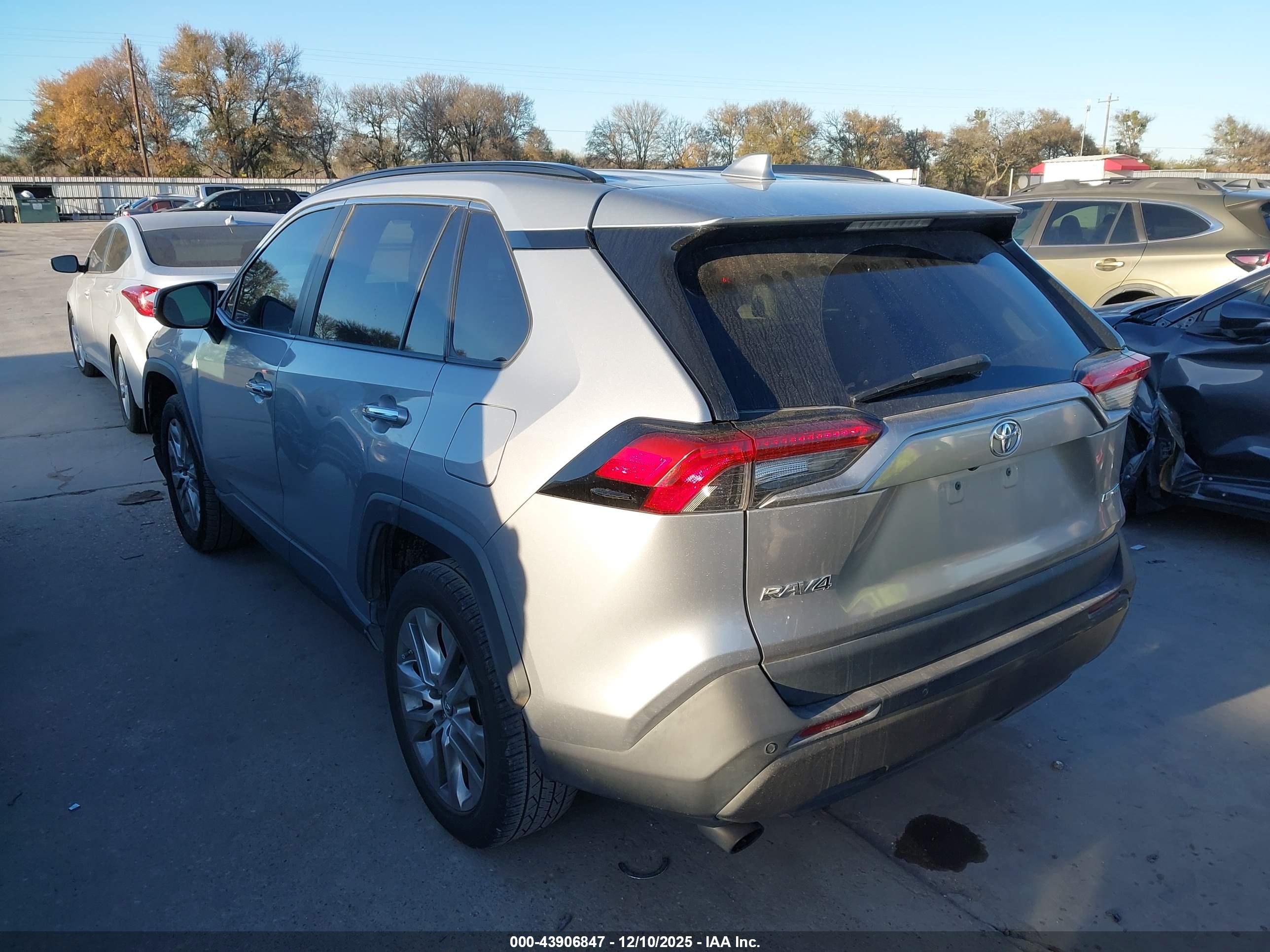 TOYOTA RAV4 image 3