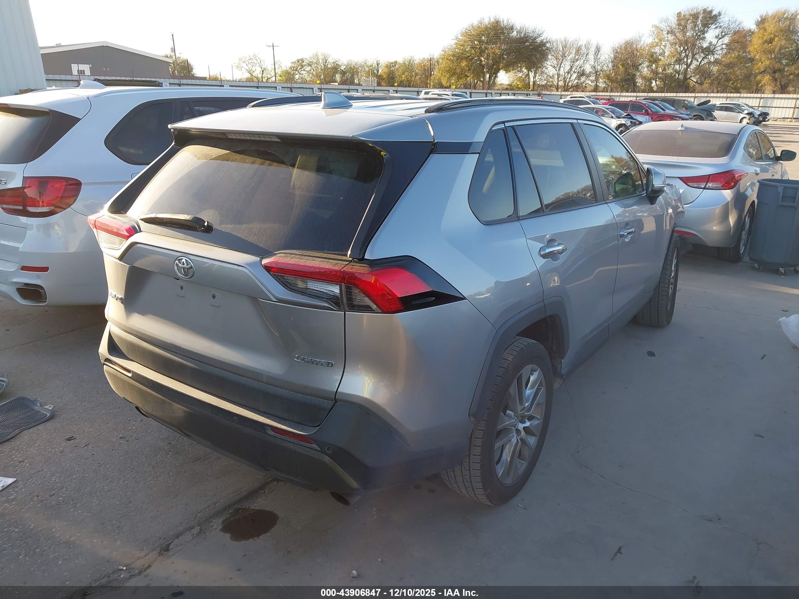 TOYOTA RAV4 image 4