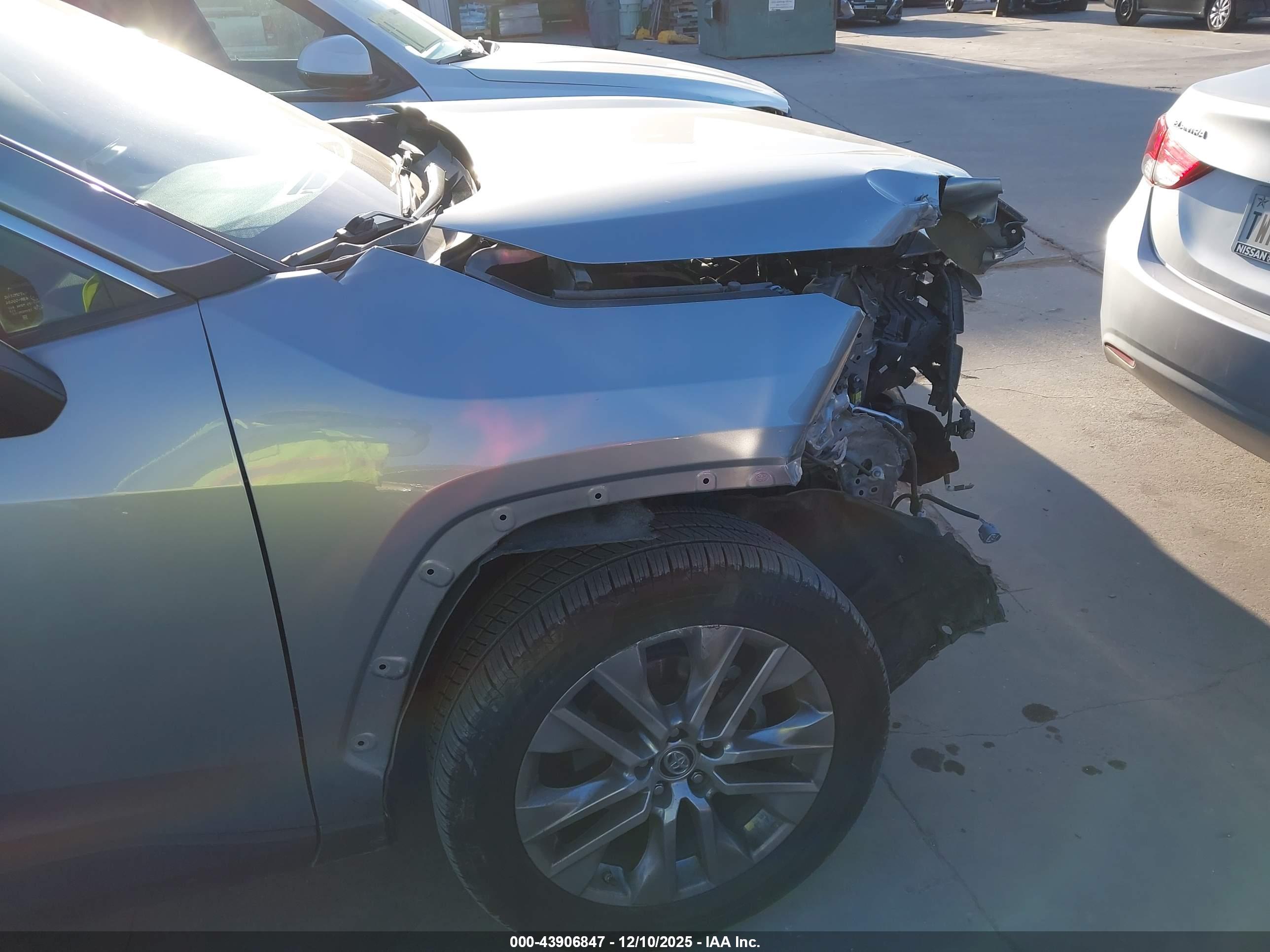 TOYOTA RAV4 image 6