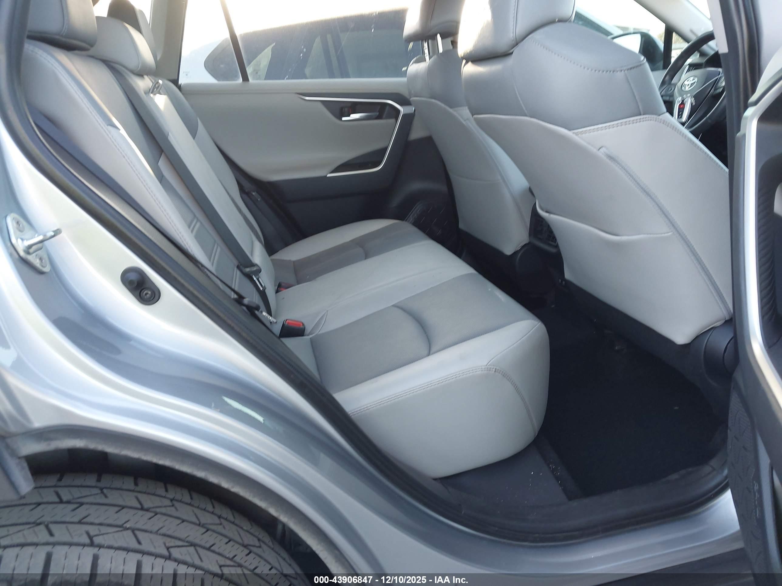 TOYOTA RAV4 image 8