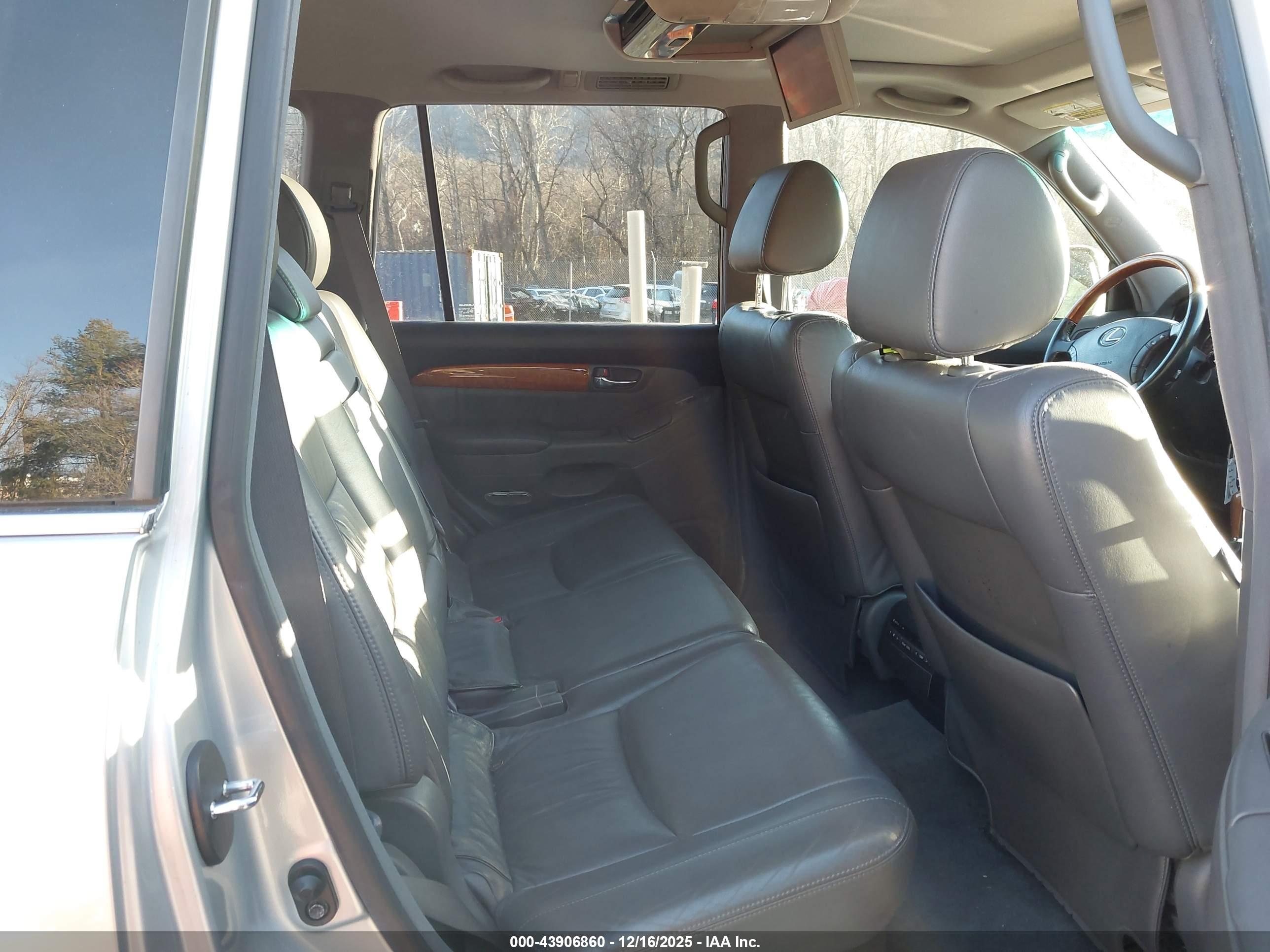 LEXUS GX image 8