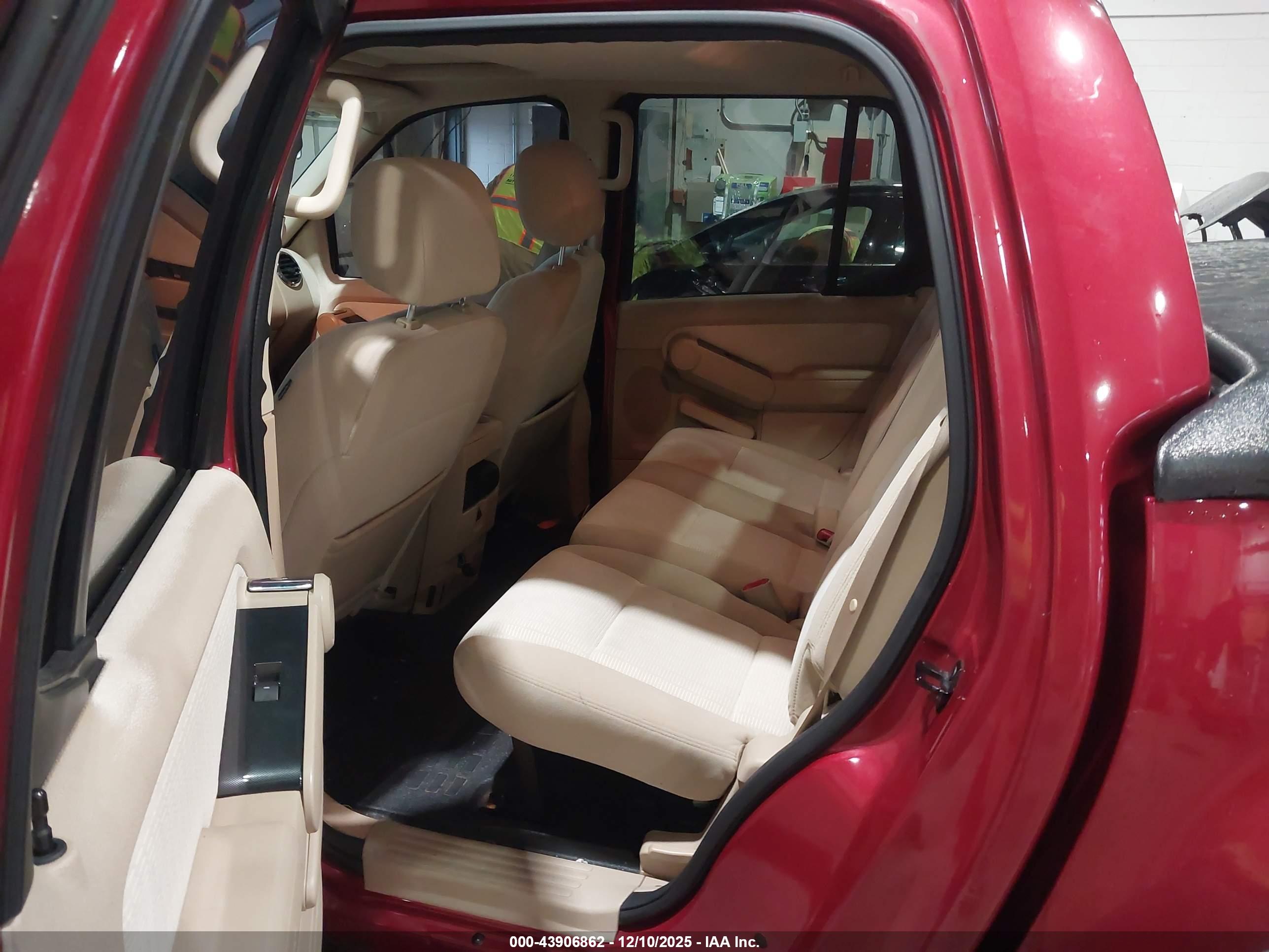 FORD EXPLORER image 8
