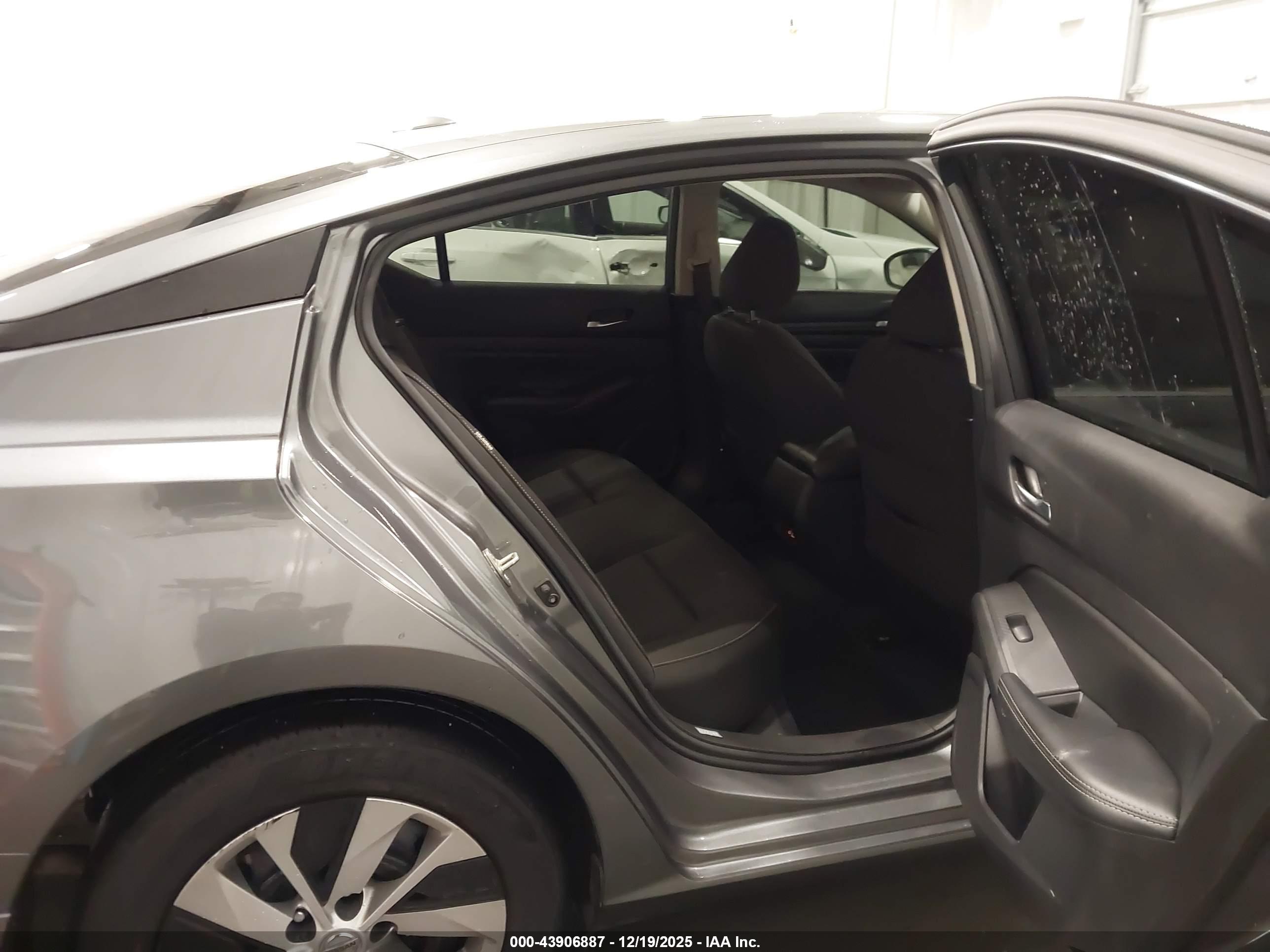 NISSAN ALTIMA image 8