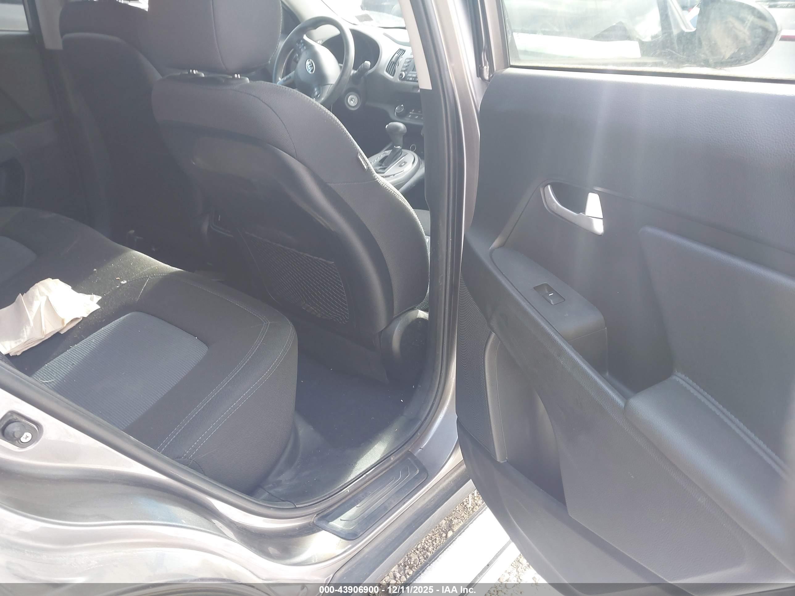 KIA SPORTAGE image 8