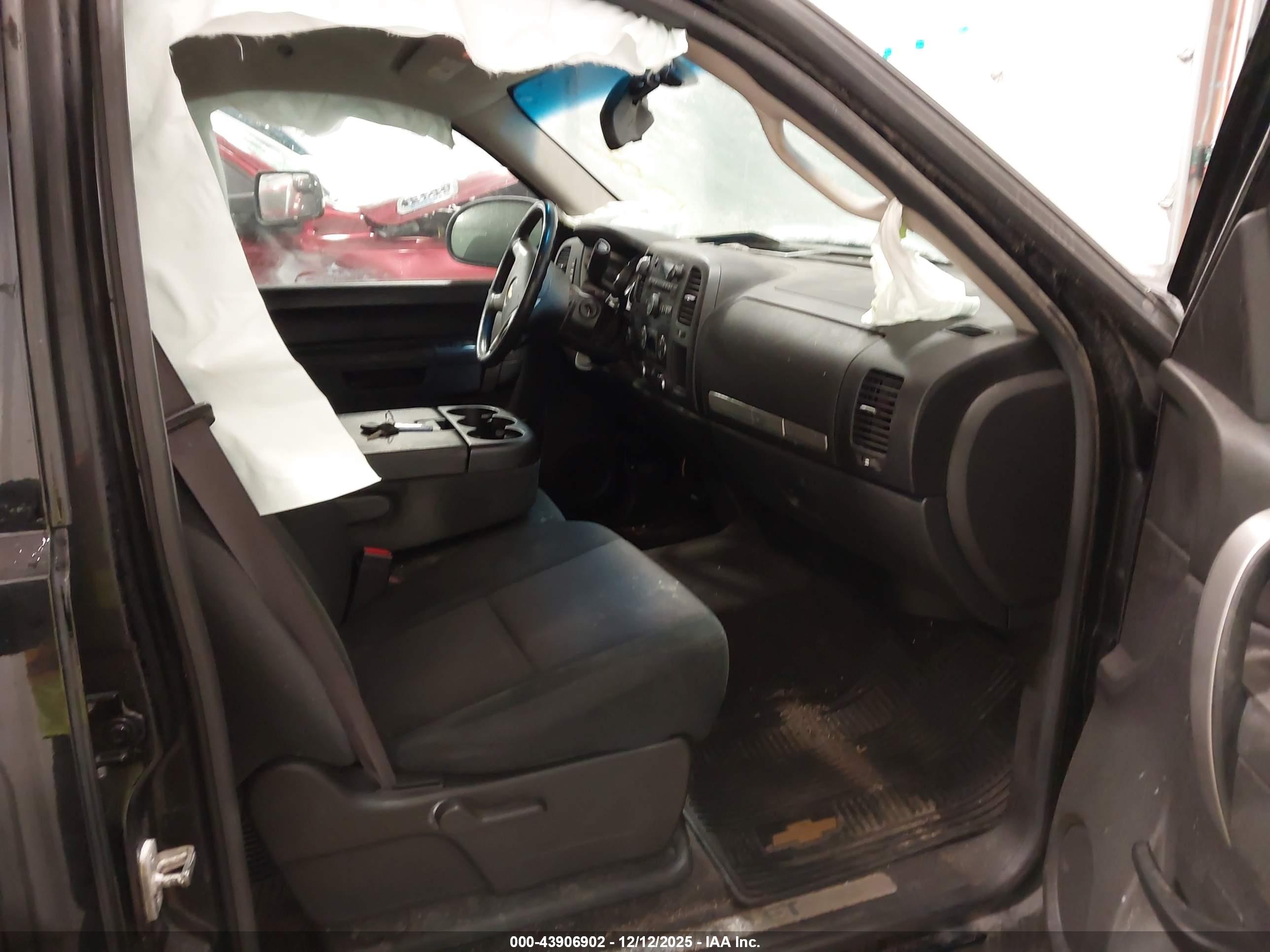 CHEVROLET SILVERADO image 5