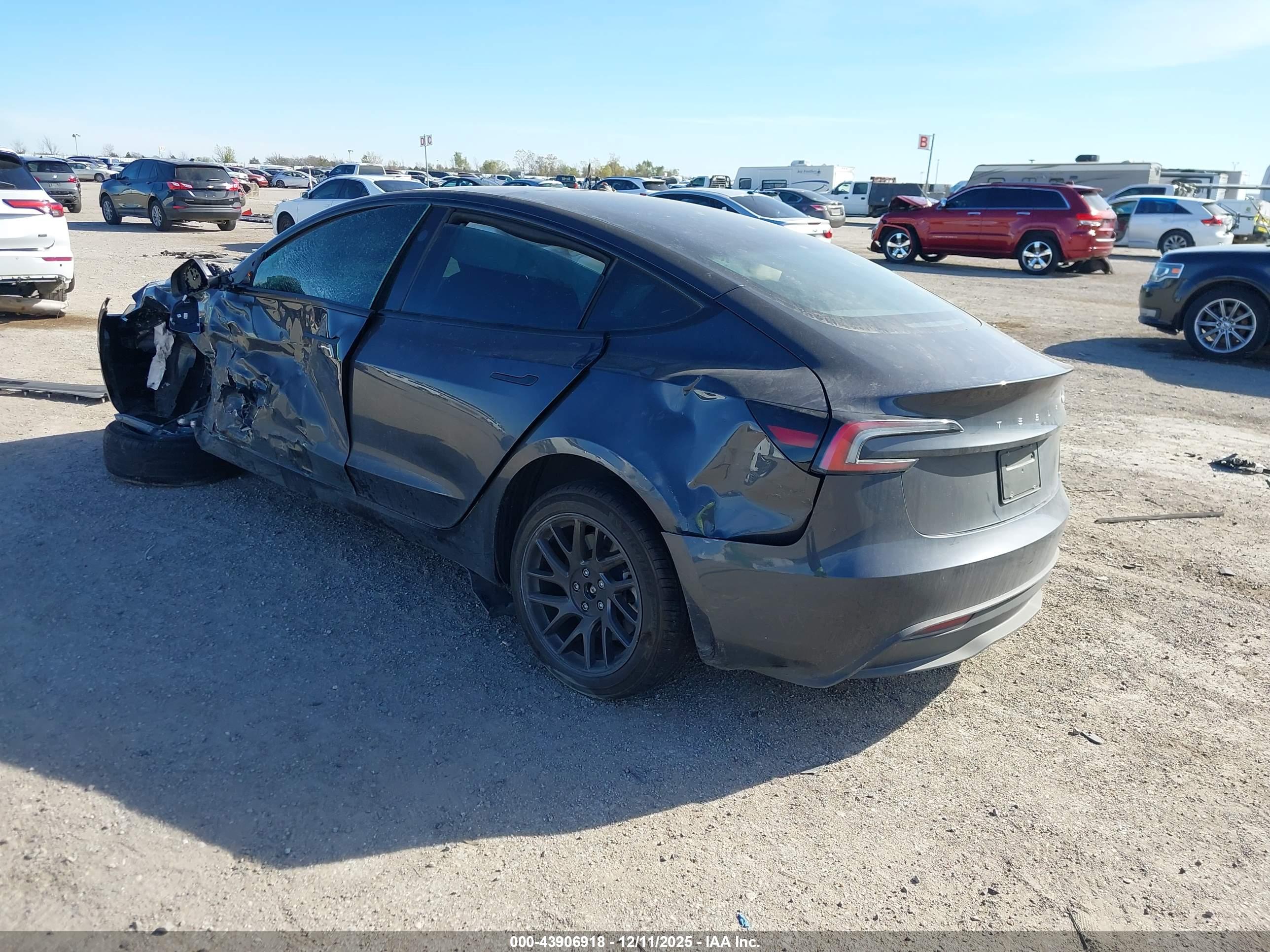 TESLA MODEL image 3