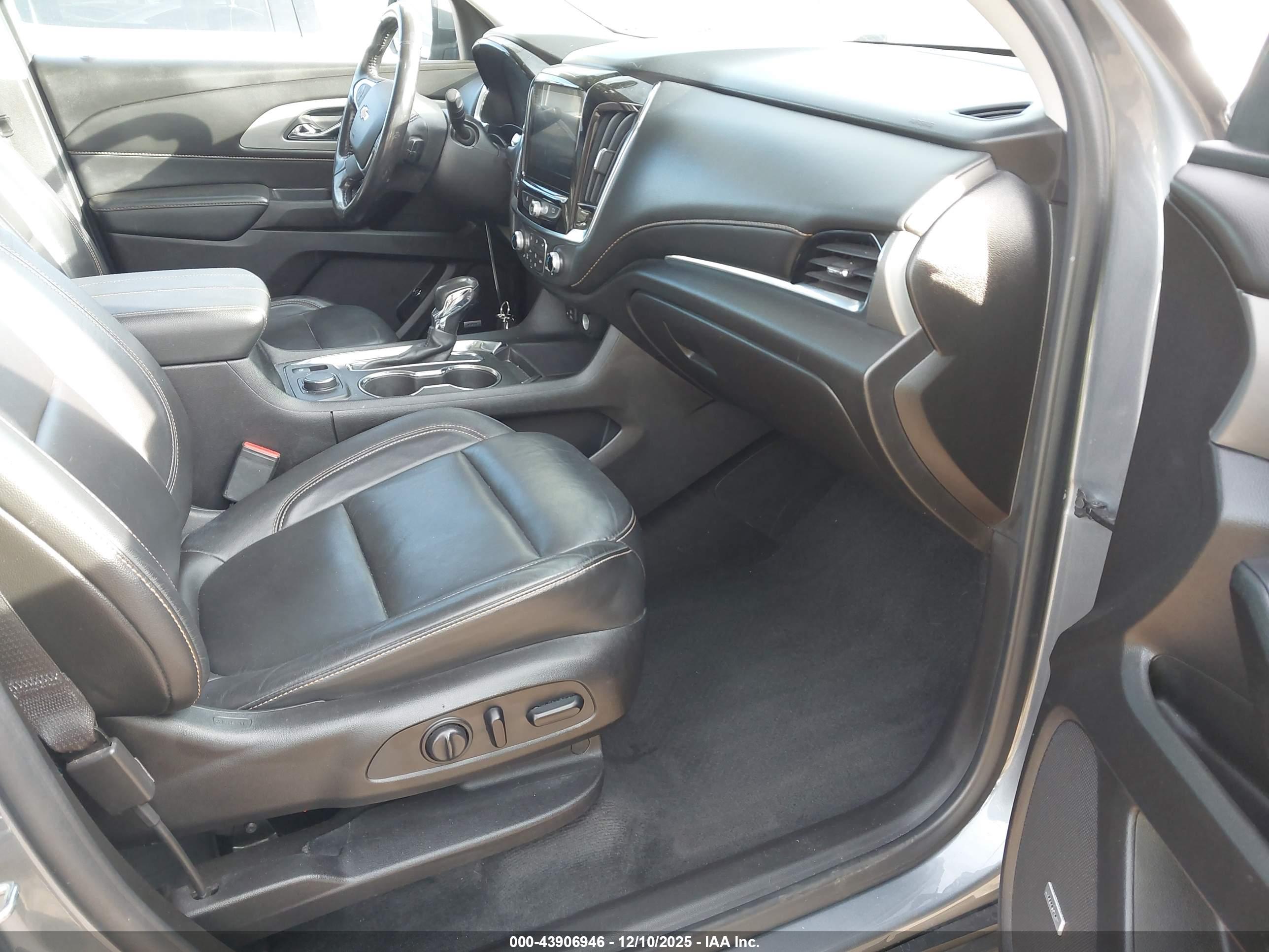 CHEVROLET TRAVERSE image 5