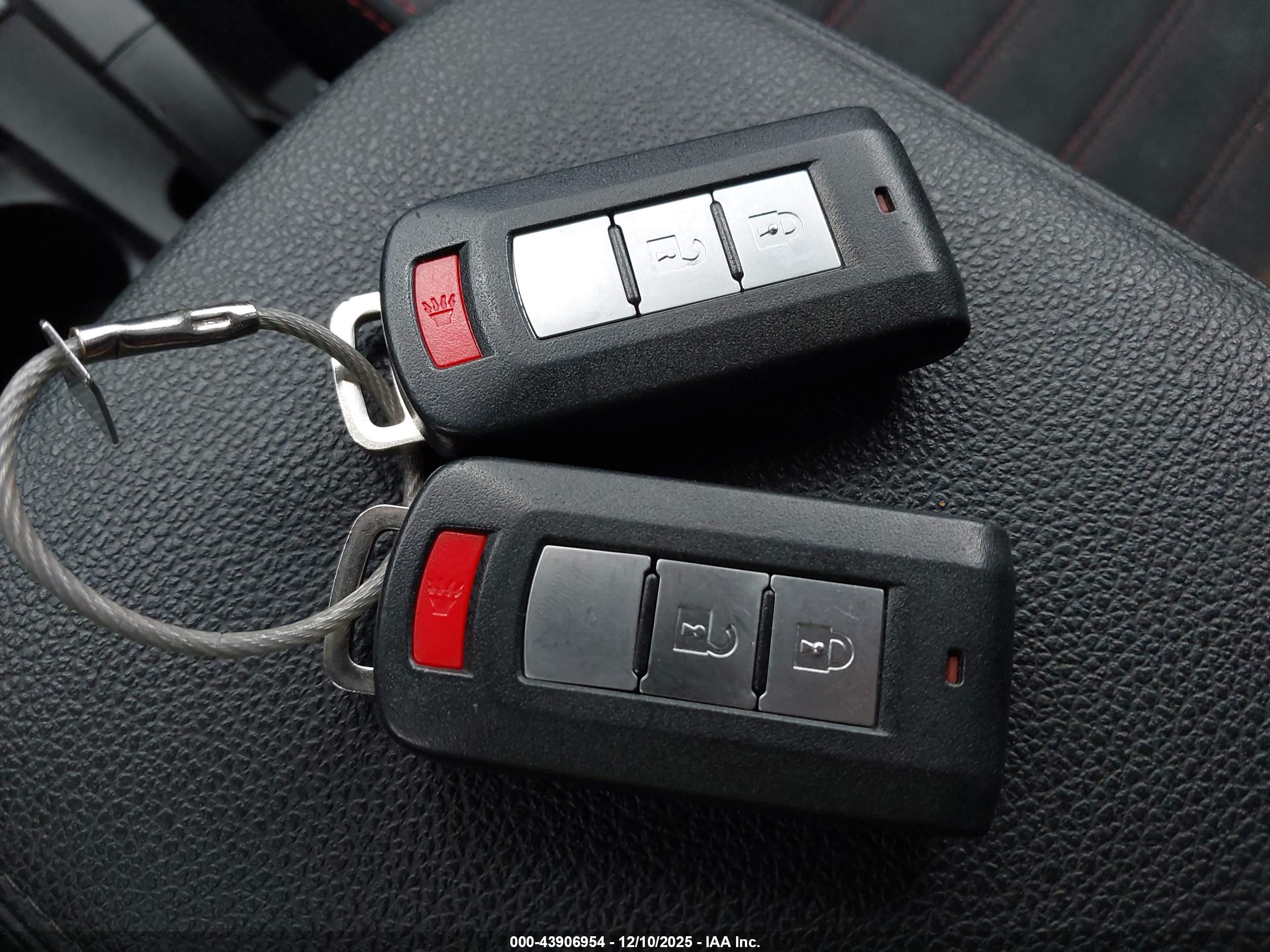MITSUBISHI OUTLANDER image 11