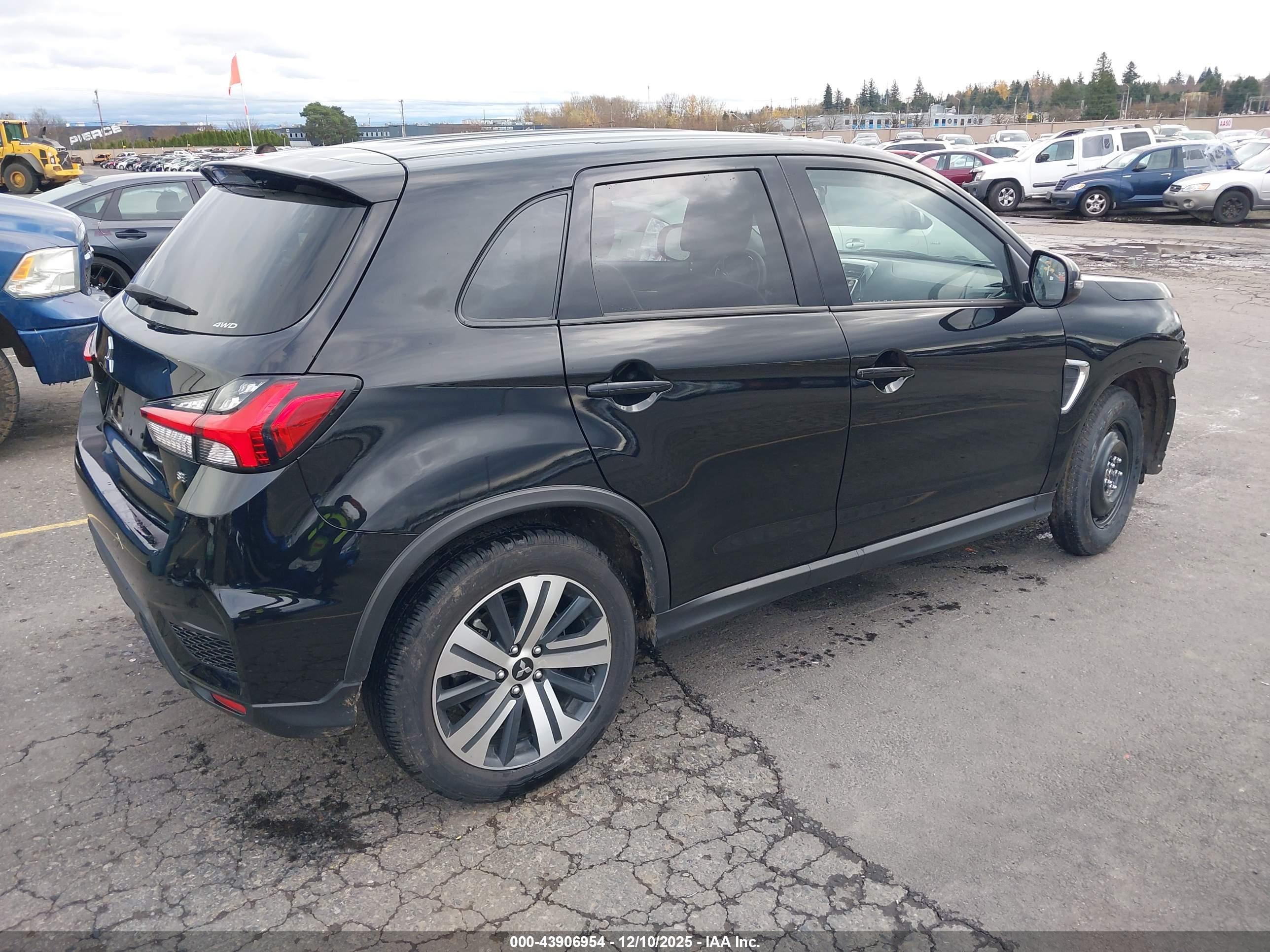 MITSUBISHI OUTLANDER image 4