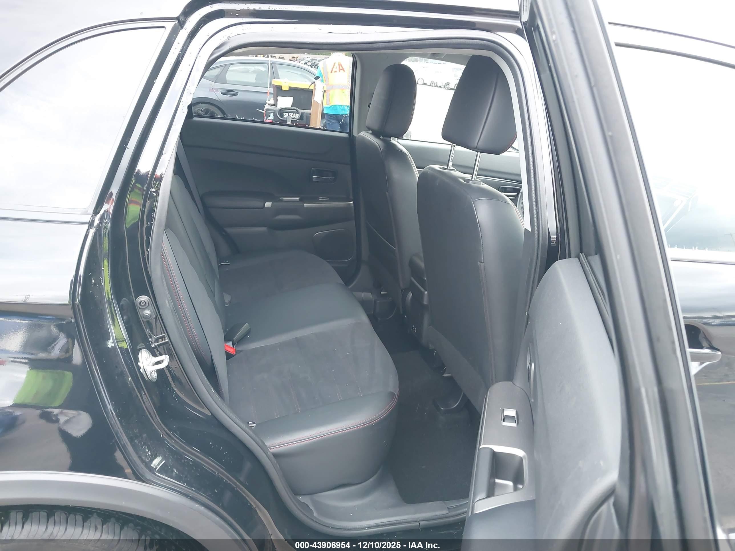 MITSUBISHI OUTLANDER image 8