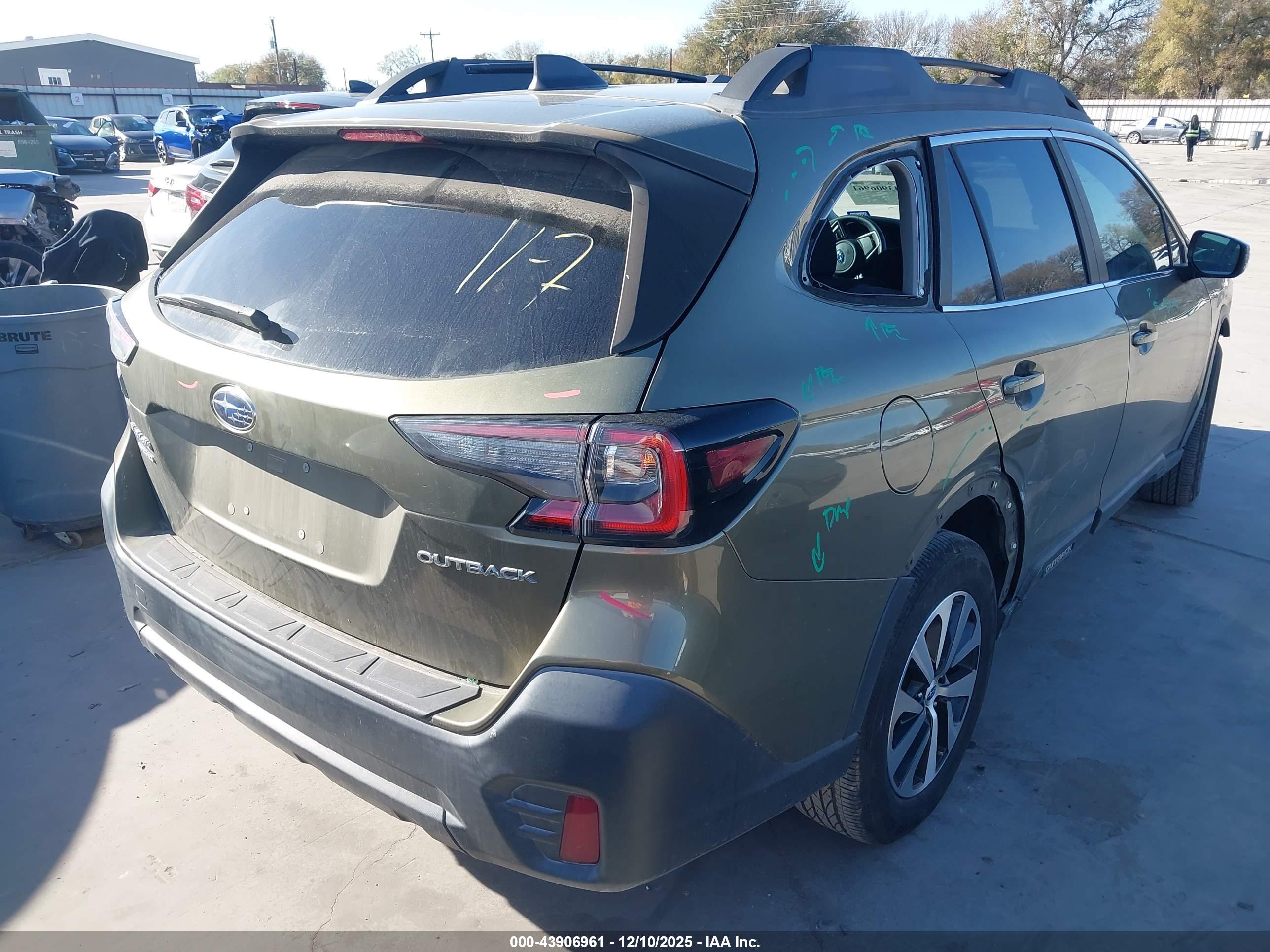 SUBARU OUTBACK image 4