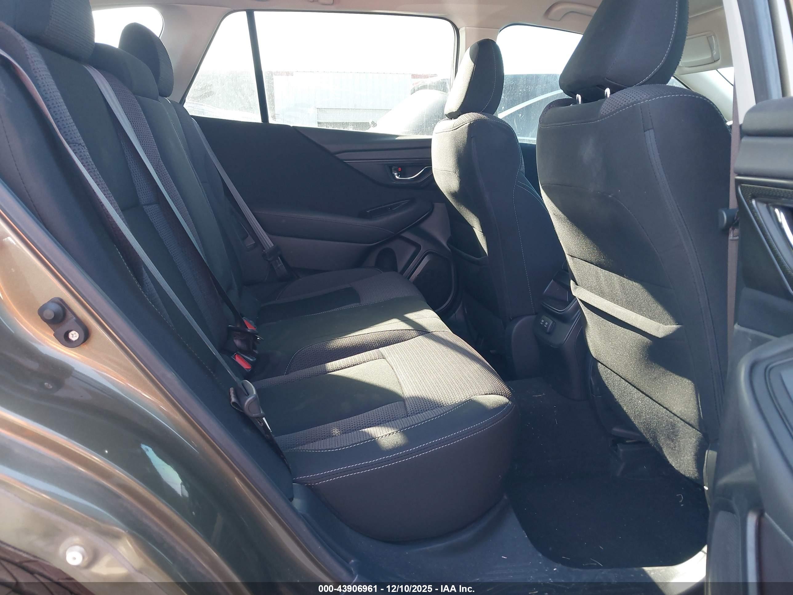SUBARU OUTBACK image 8