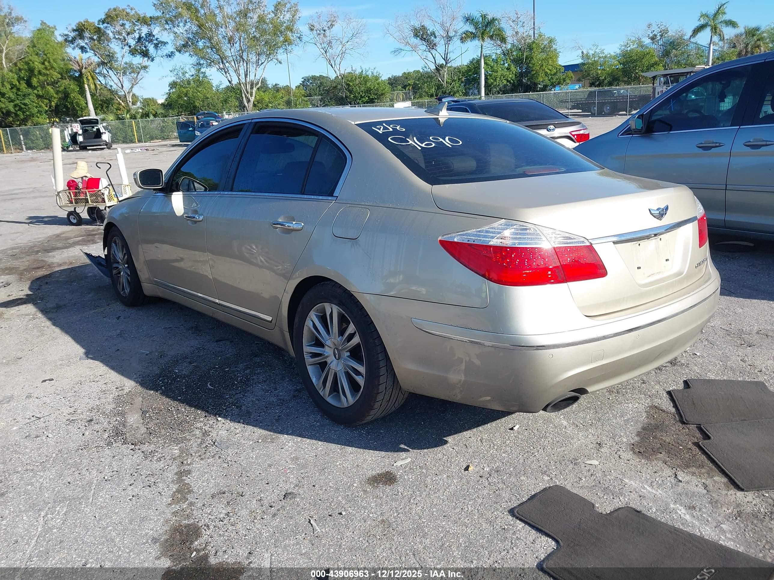 HYUNDAI GENESIS image 3