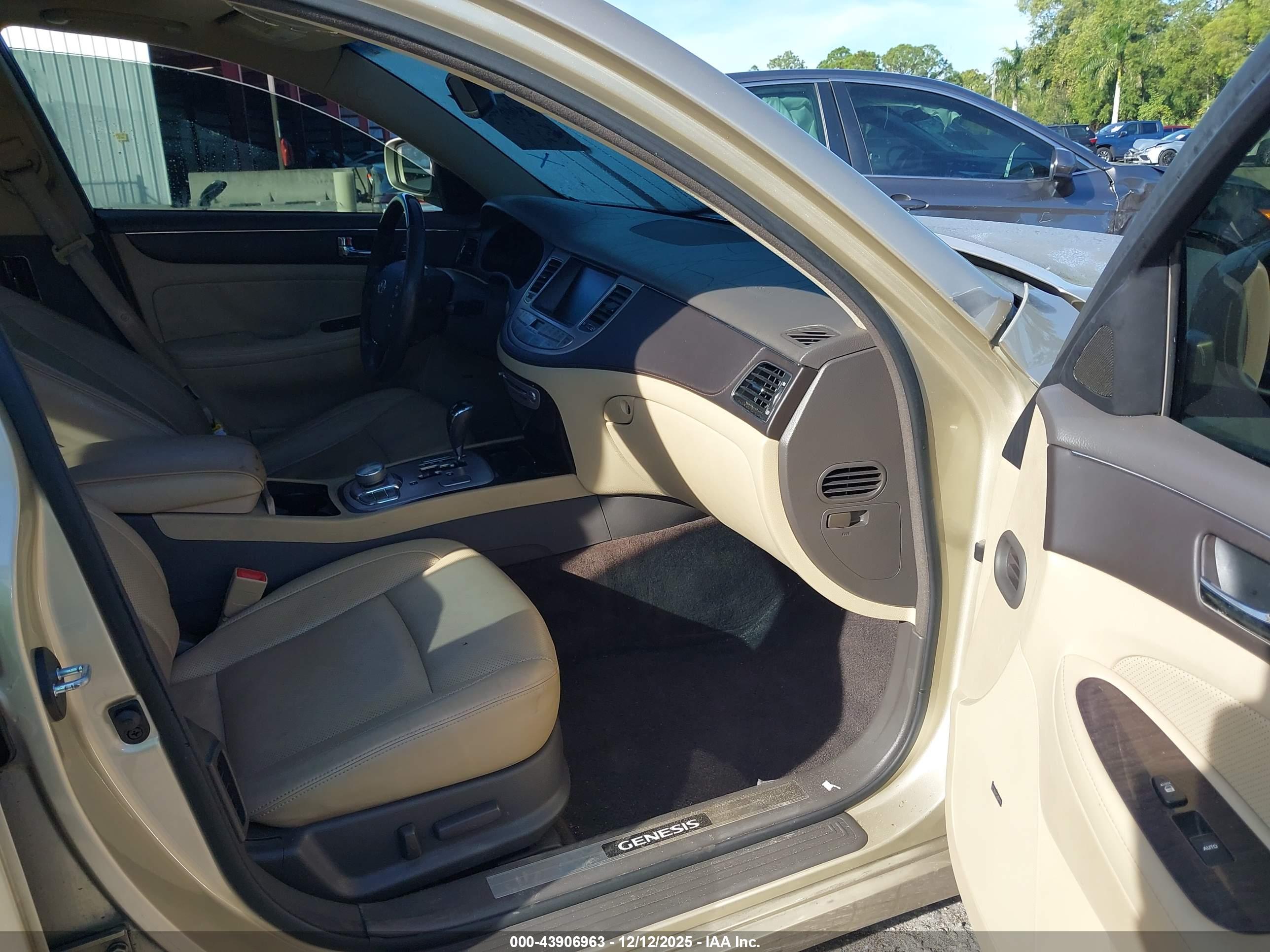 HYUNDAI GENESIS image 5