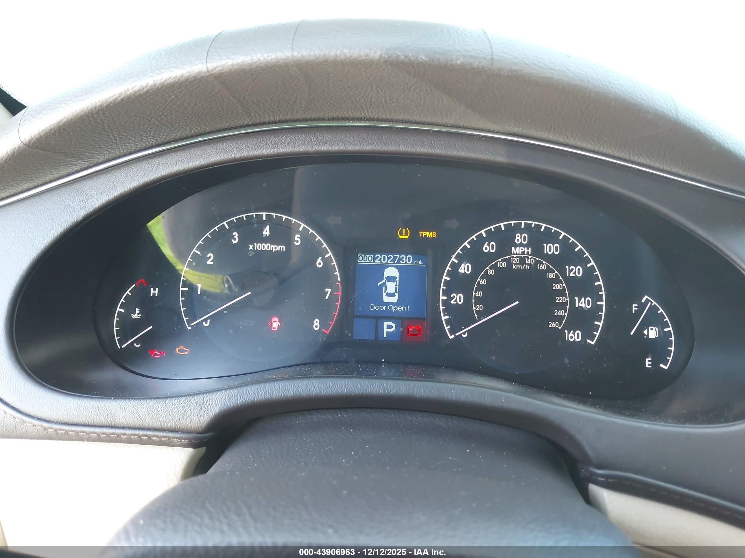HYUNDAI GENESIS image 7
