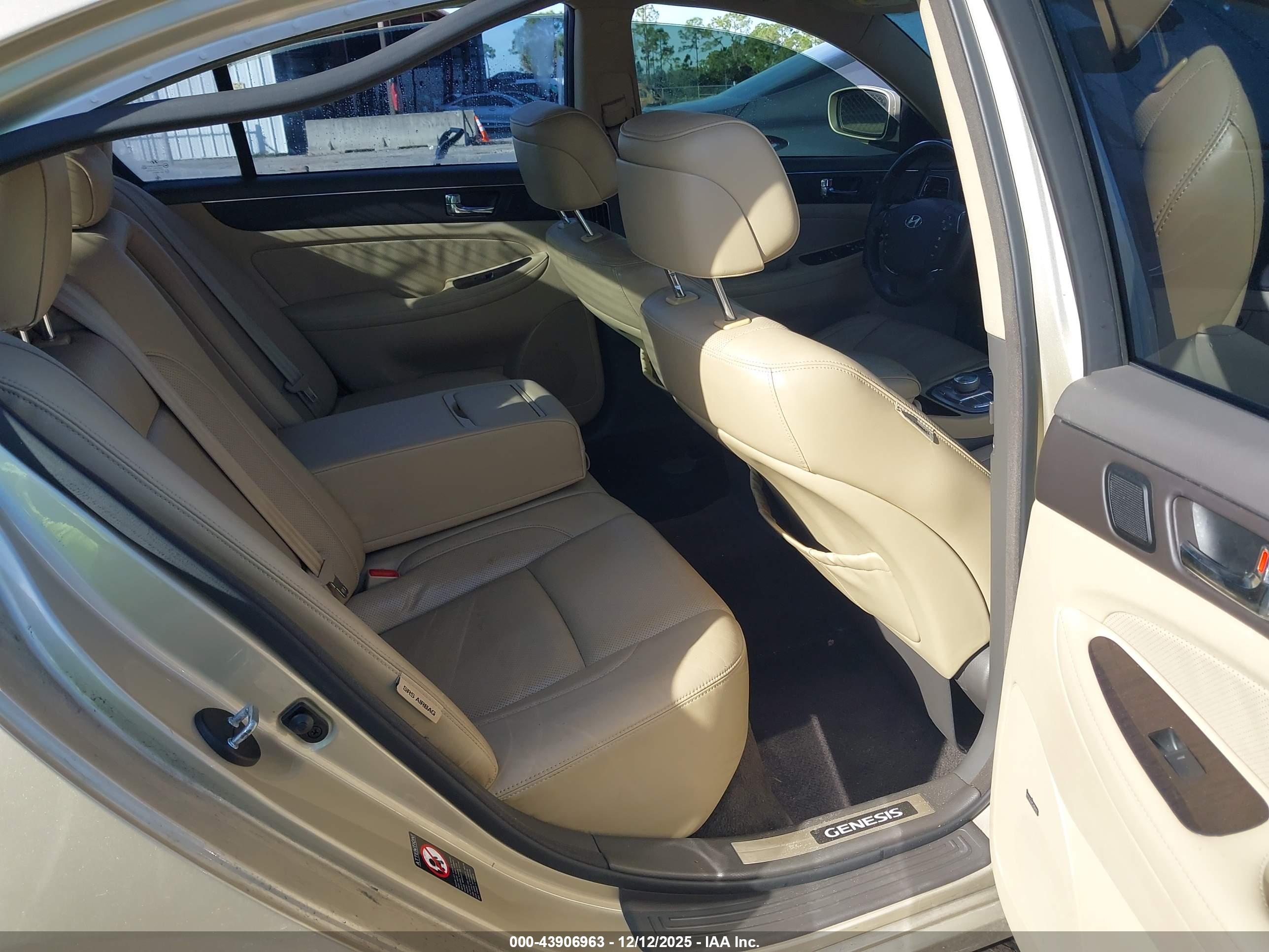 HYUNDAI GENESIS image 8
