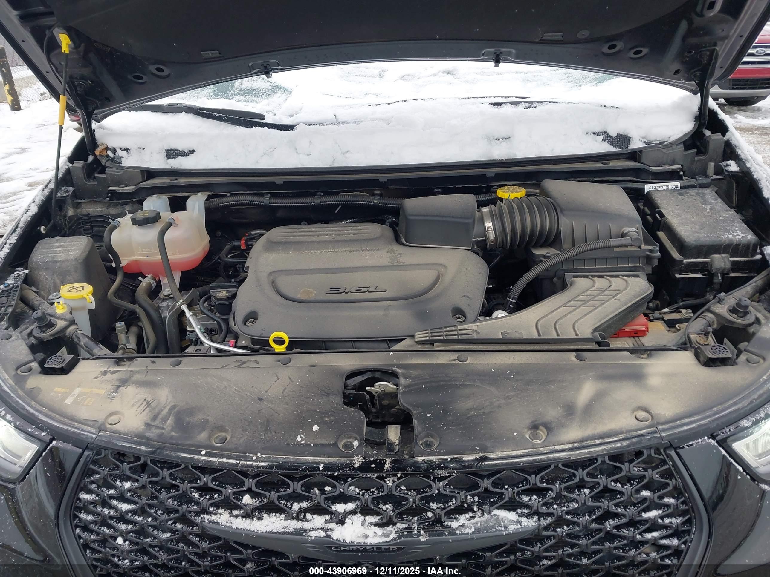 CHRYSLER PACIFICA image 10