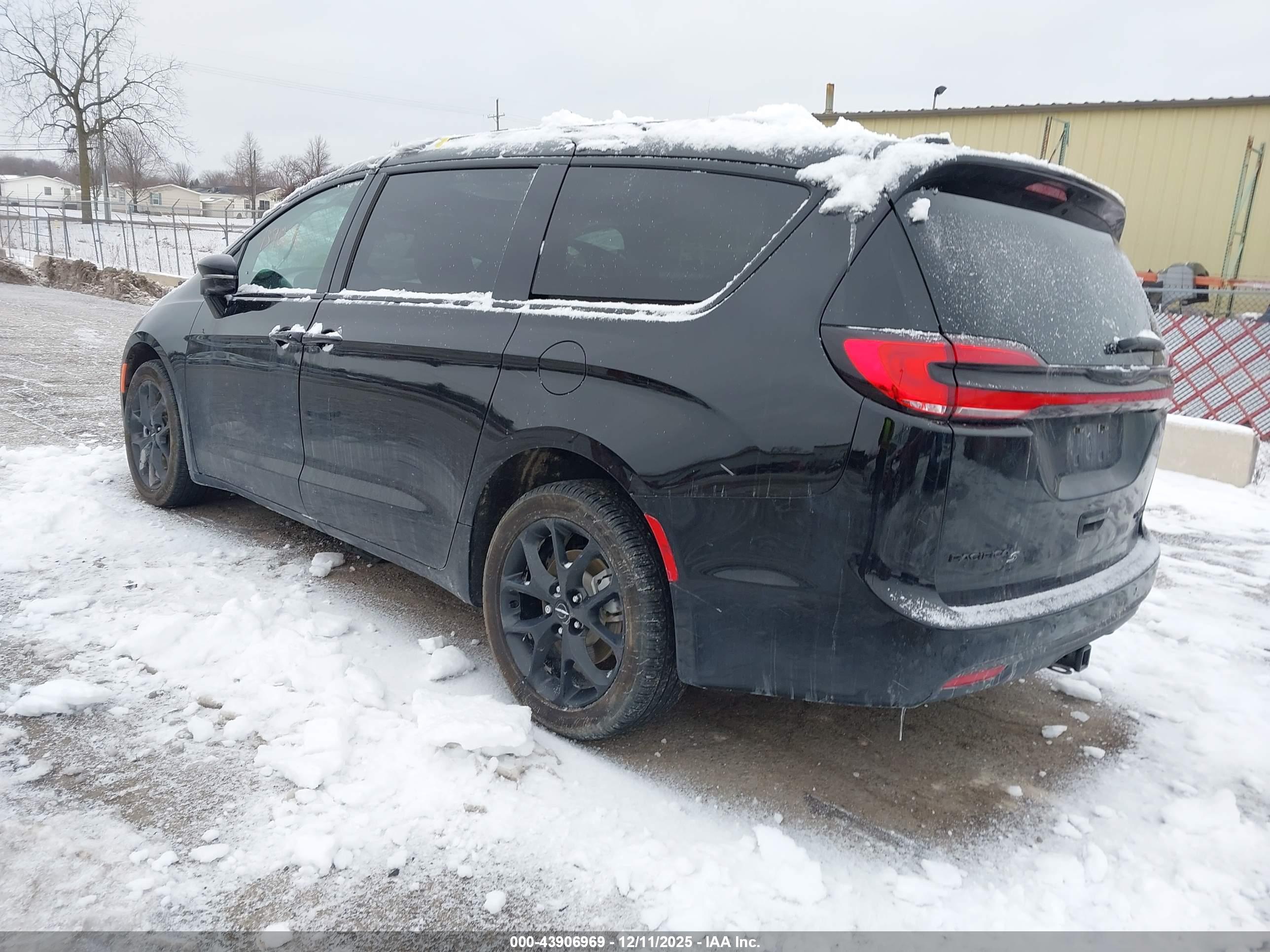 CHRYSLER PACIFICA image 3