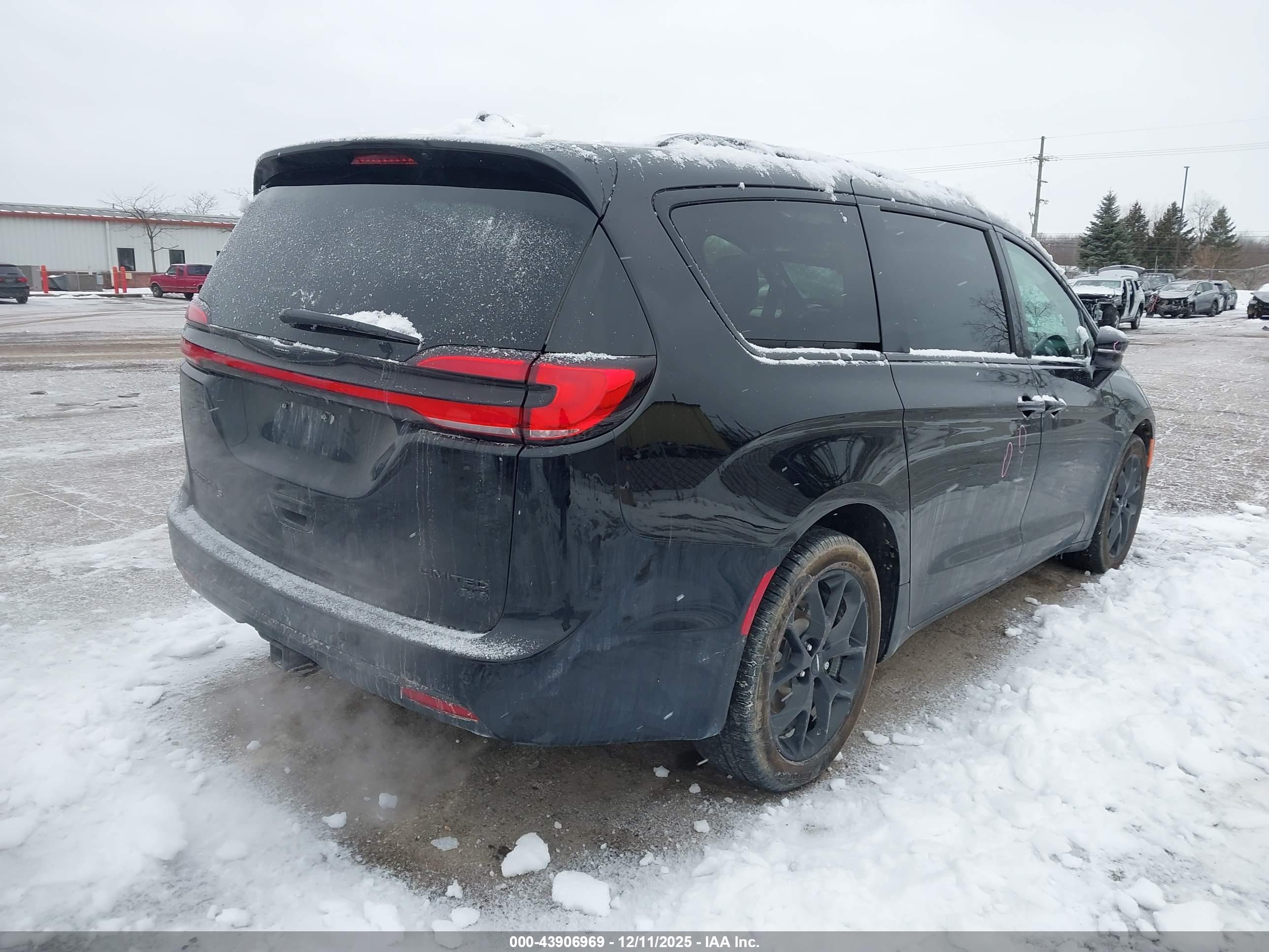 CHRYSLER PACIFICA image 4