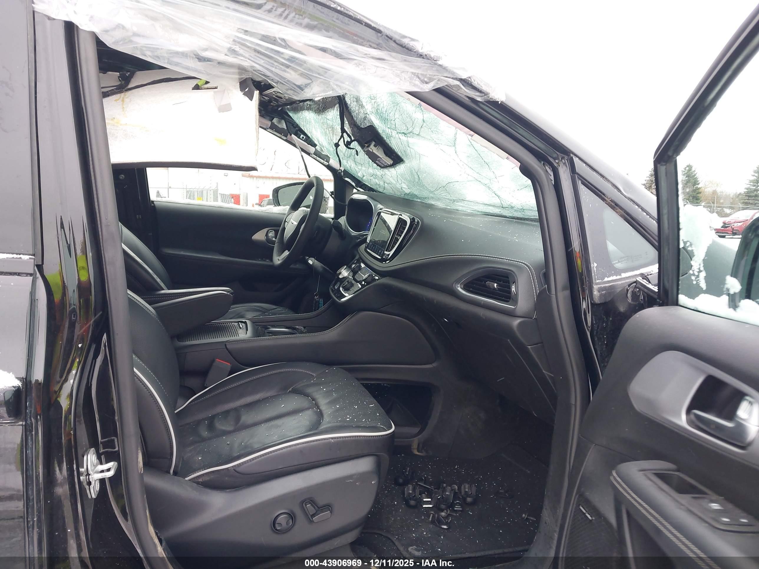 CHRYSLER PACIFICA image 5