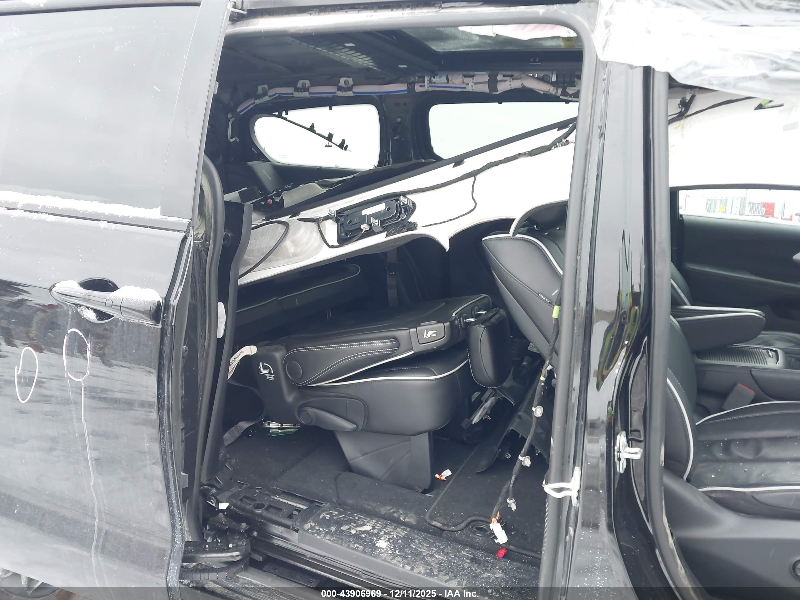 CHRYSLER PACIFICA image 8