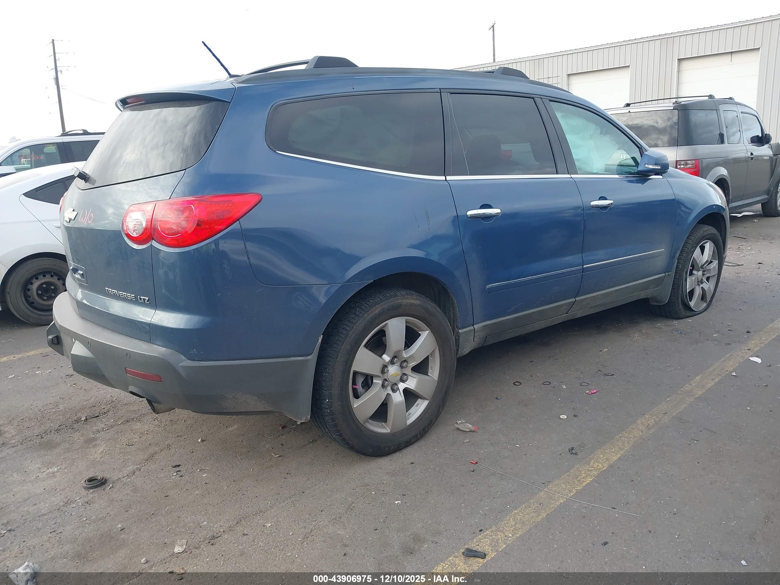 CHEVROLET TRAVERSE image 4