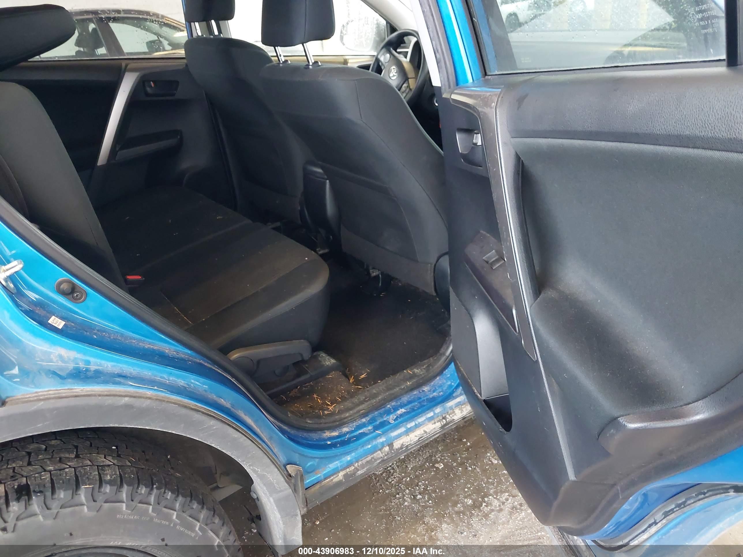 TOYOTA RAV4 image 8
