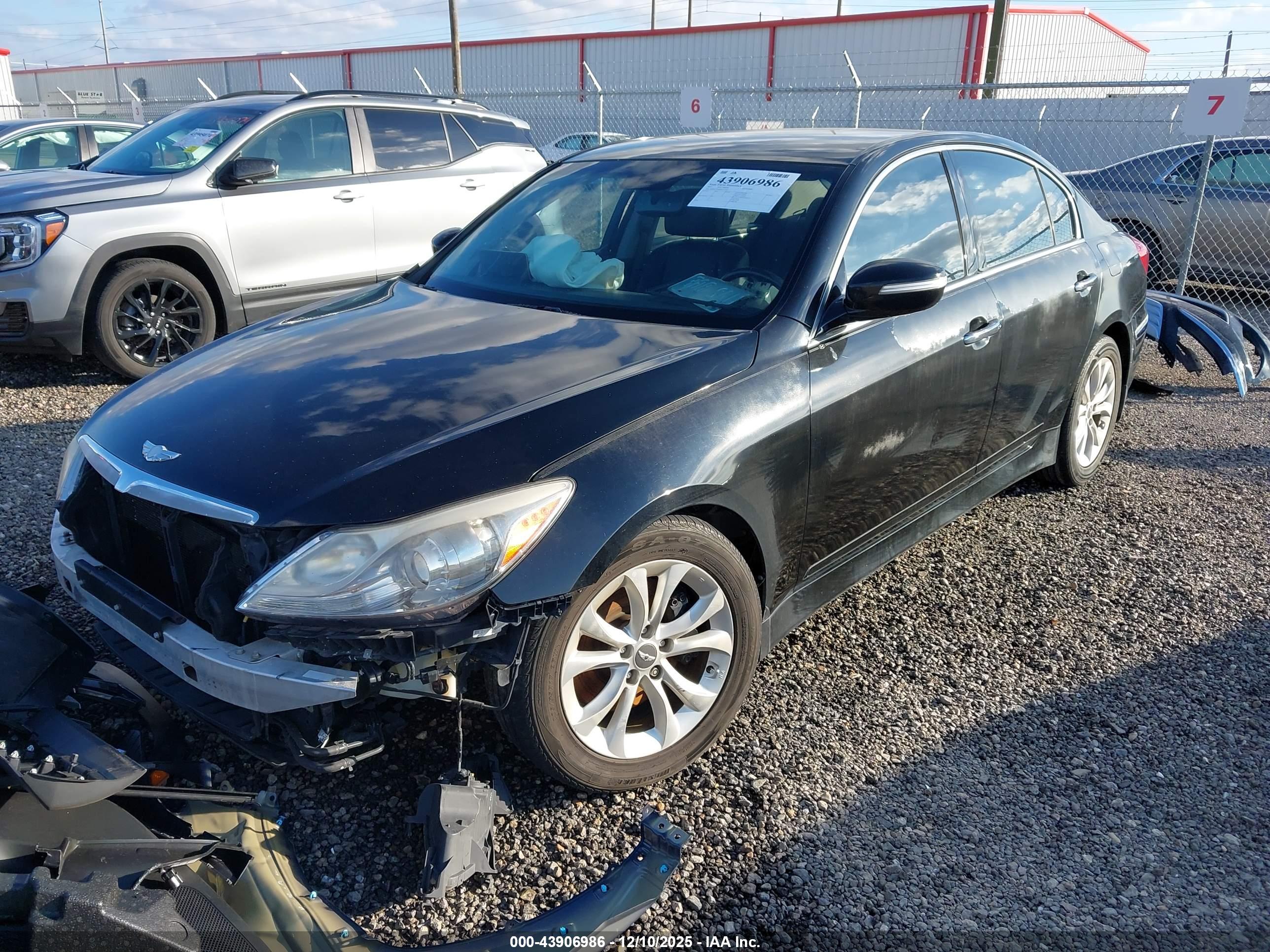 HYUNDAI GENESIS image 2