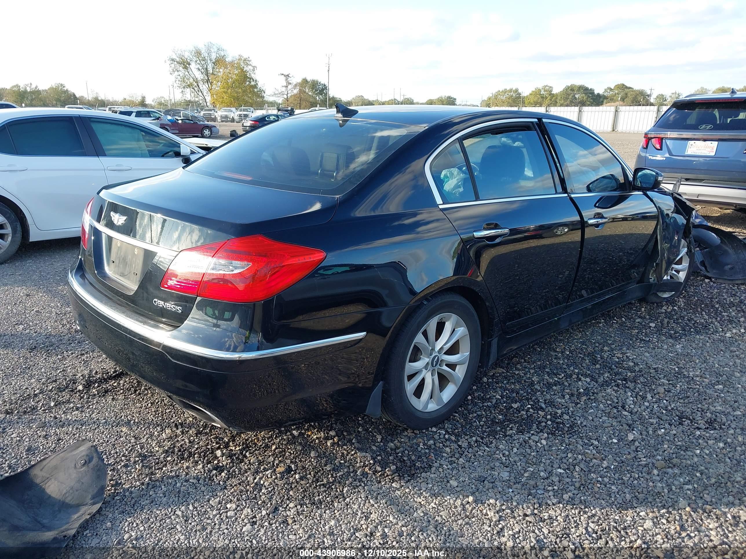HYUNDAI GENESIS image 4