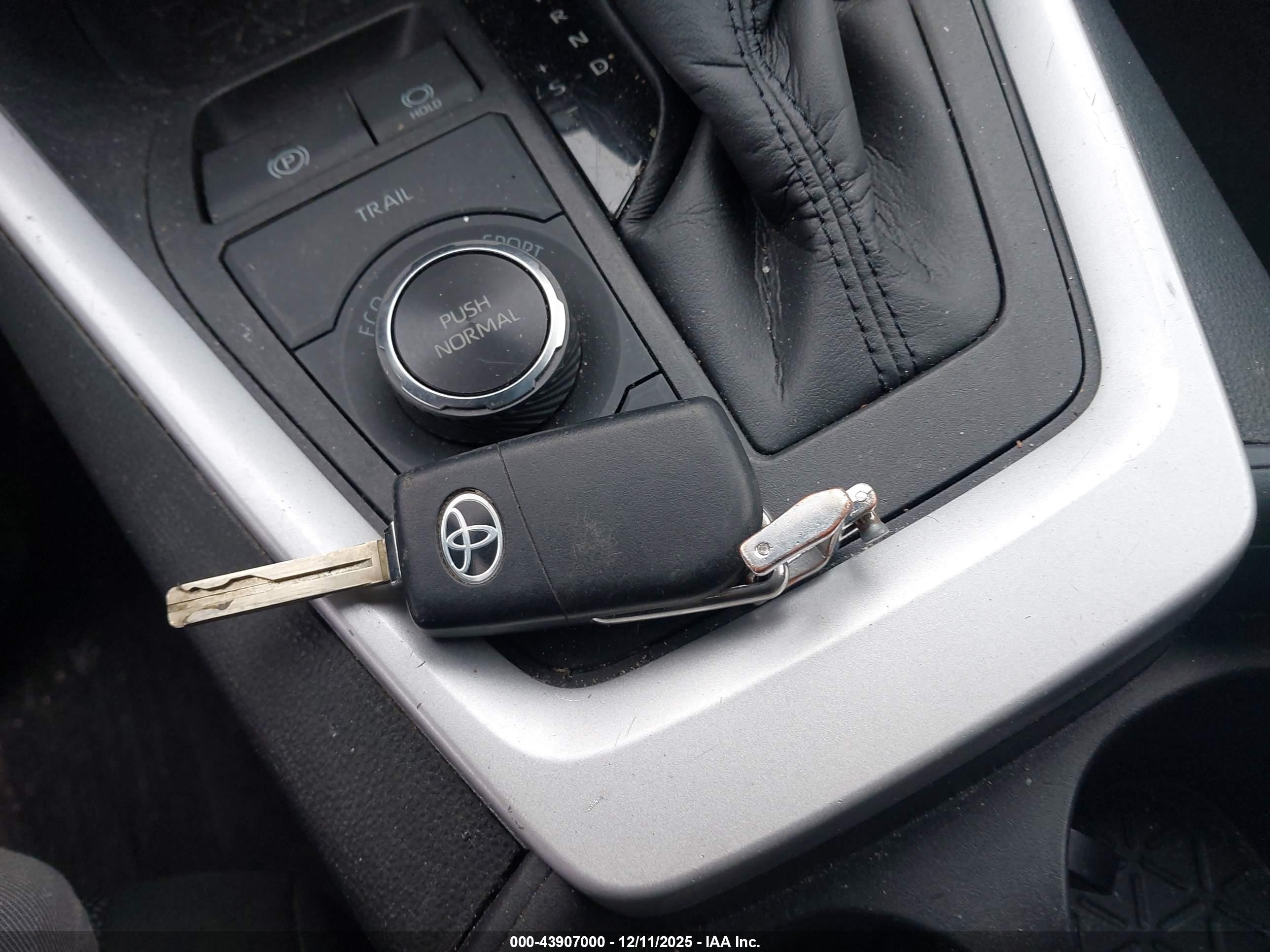 TOYOTA RAV4 image 11