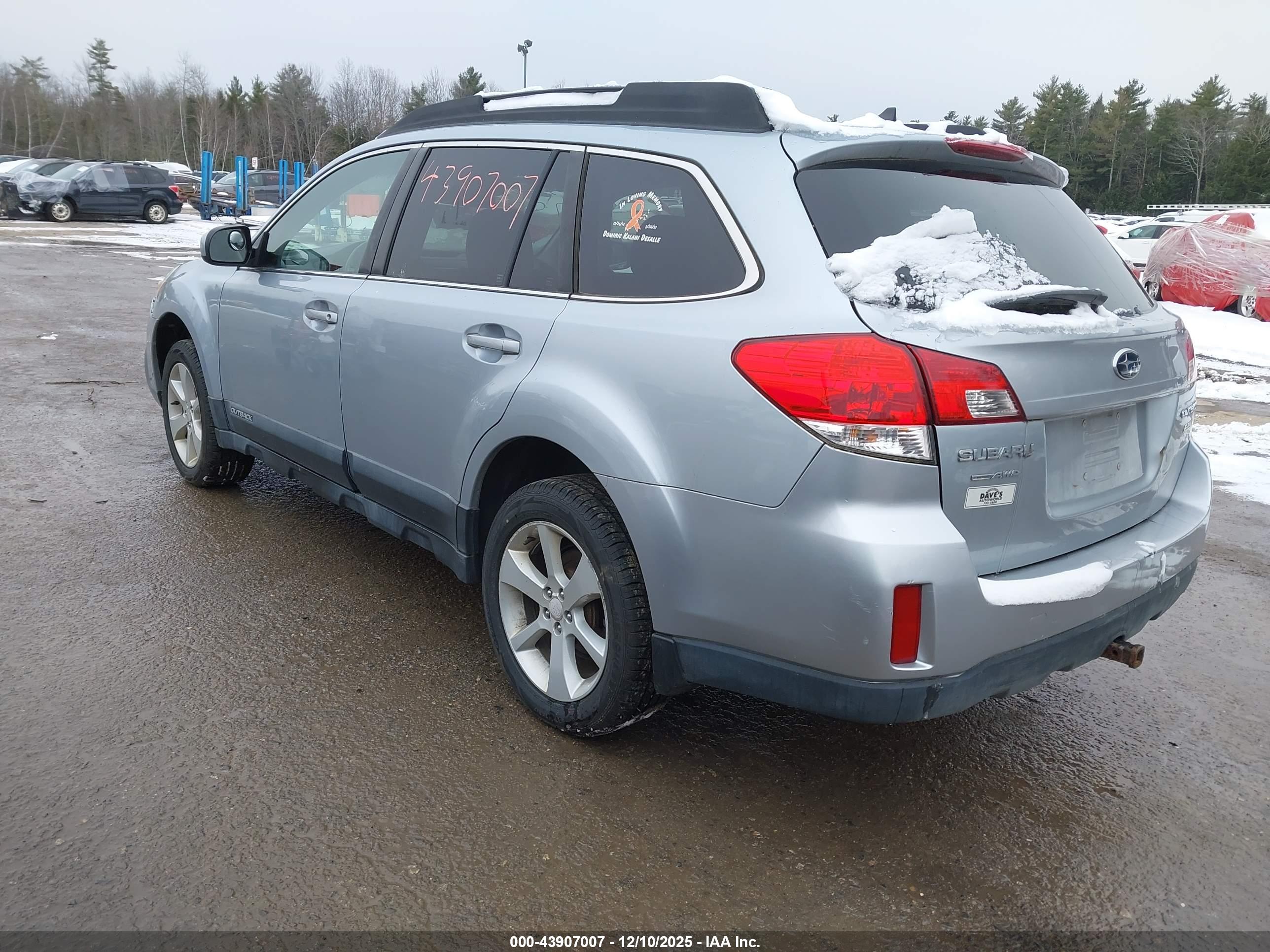 SUBARU OUTBACK image 3